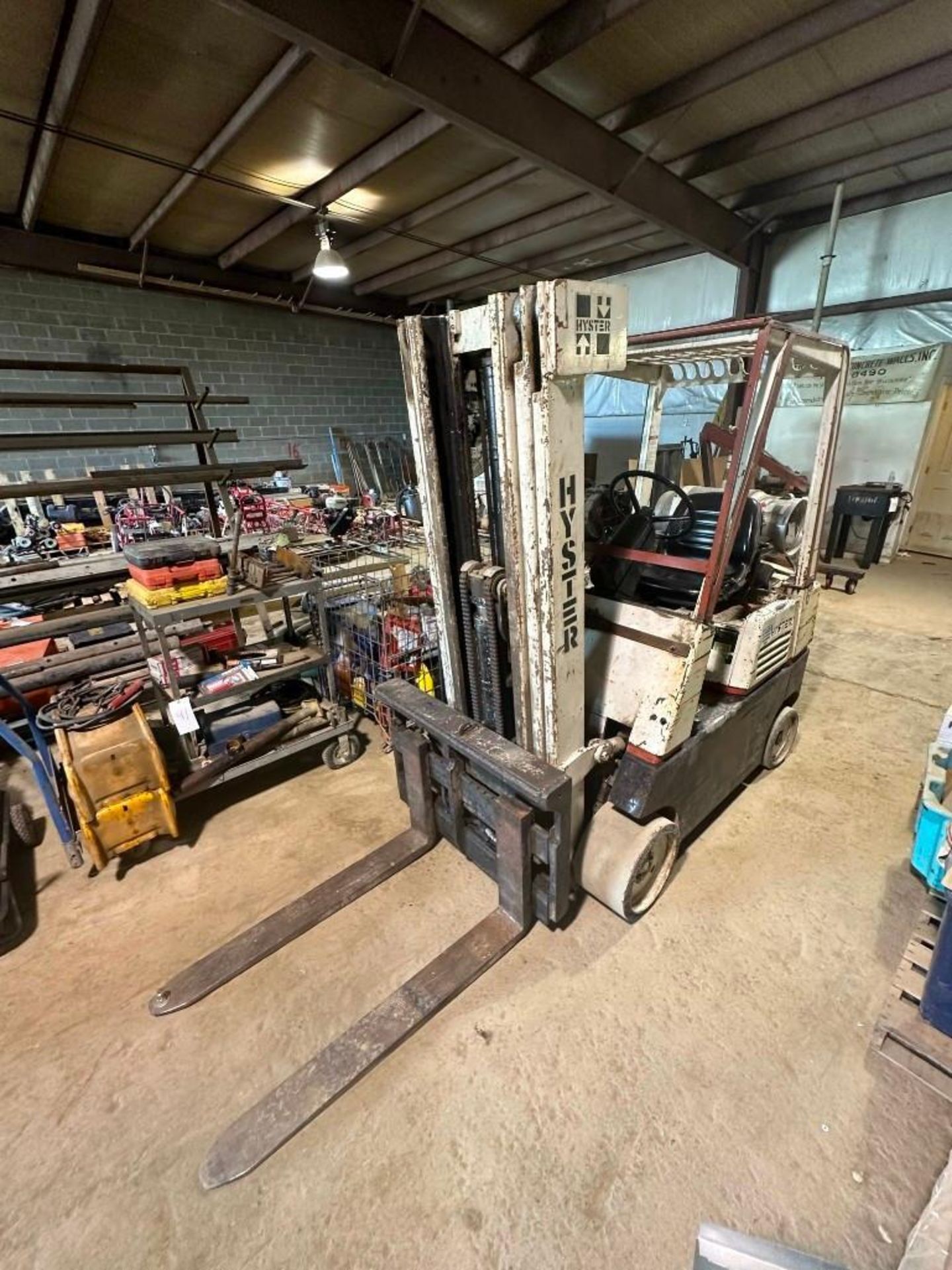 Hyster 4000lb forklift, 3 stage, hours: 6693, S/N: 0002002125W, operates but needs starter replaced