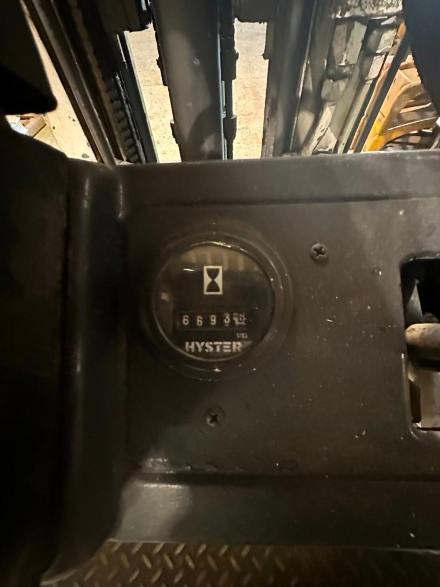 Hyster 4000lb forklift, 3 stage, hours: 6693, S/N: 0002002125W, operates but needs starter replaced - Image 11 of 16