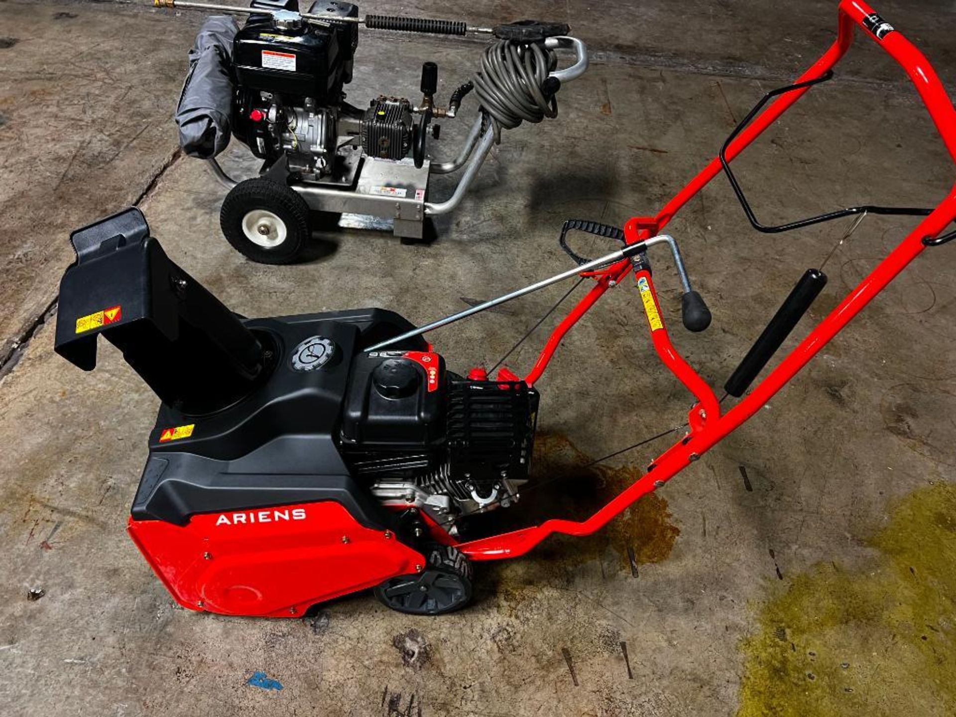 Ariens Performance 21 Single Stage Snow Blower, AX208CC Engine, 5.9 hours, 9.5 #'s Torque. Located - Image 2 of 4