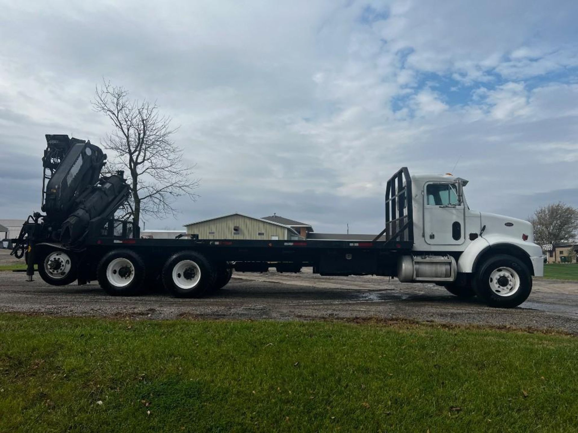 2004 PM 34 knuckle boom mounted on 2004 Peterbilt 330 truck, 8x6, engine: Cummins, transmission: - Image 6 of 53