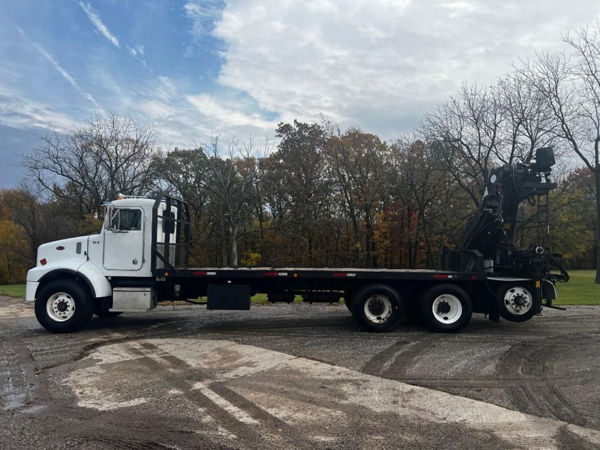 2004 PM 34 knuckle boom mounted on 2004 Peterbilt 330 truck, 8x6, engine: Cummins, transmission: - Image 5 of 53