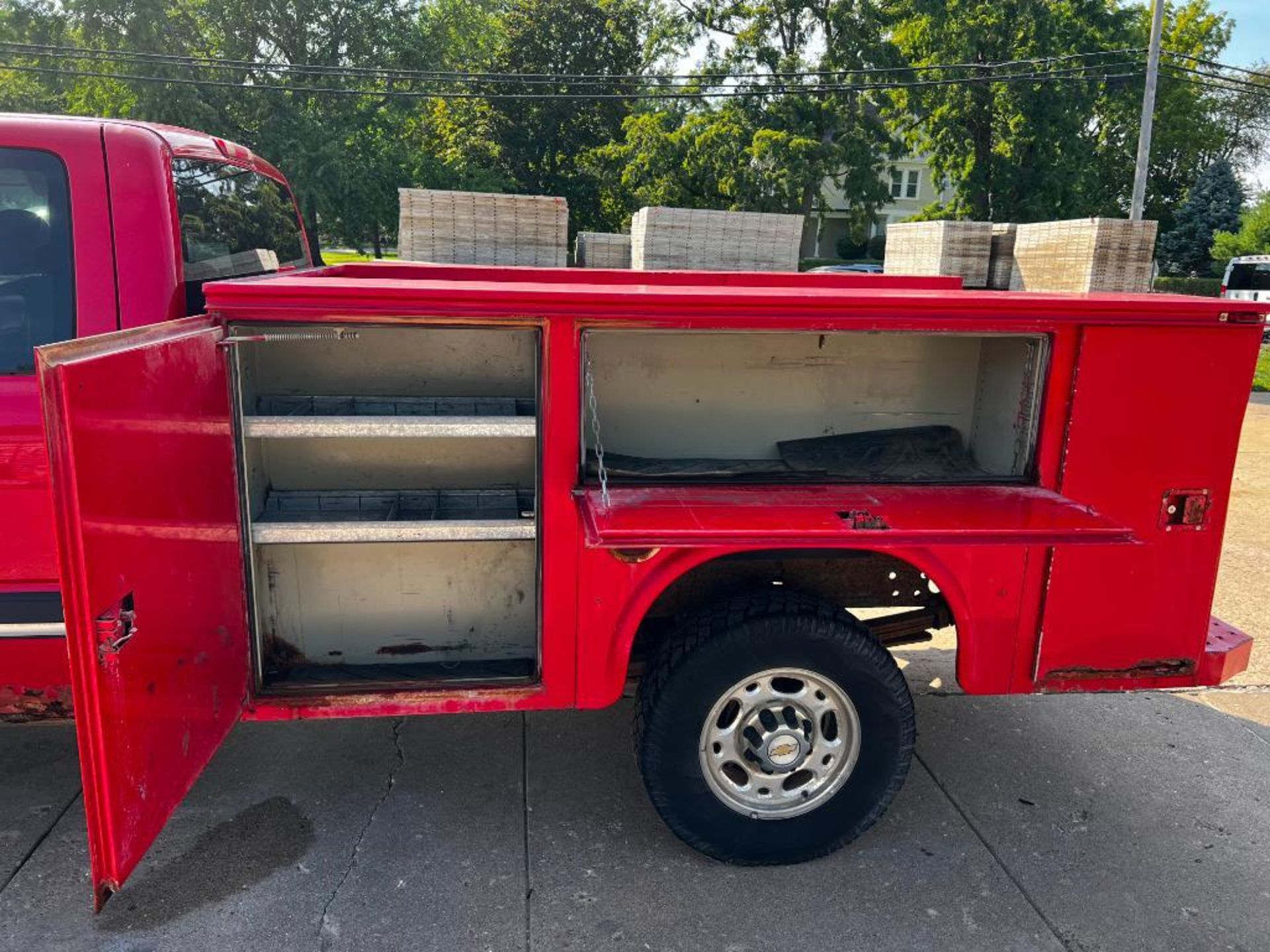 2005 Chevy 2500 HD Truck with Knapheide service box, extended cab, miles showing: 164k, Allison - Image 24 of 25