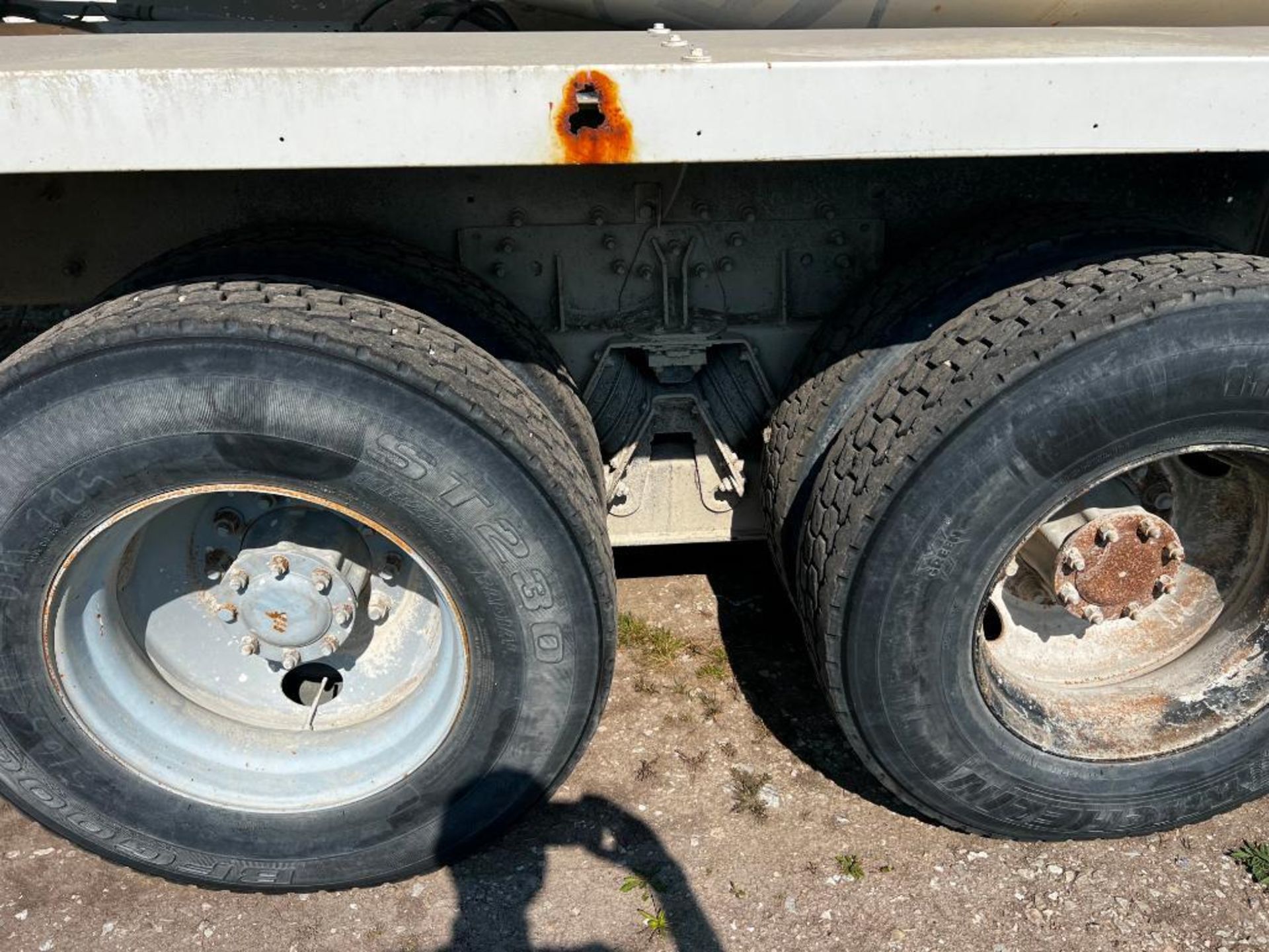 2001 Mack RD690S Concrete Mixer Truck, NON-RUNNING, miles showing: 92k, hours showing: 19,109, Eaton - Image 15 of 17