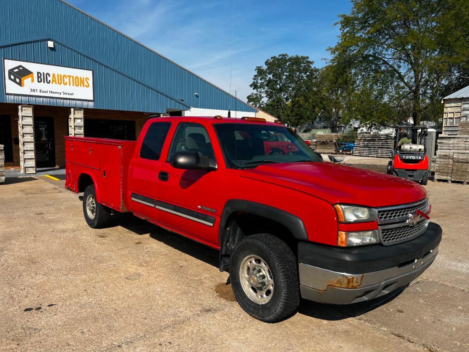 2005 Chevy 2500 HD Truck with Knapheide service box, extended cab, miles showing: 164k, Allison - Image 2 of 25