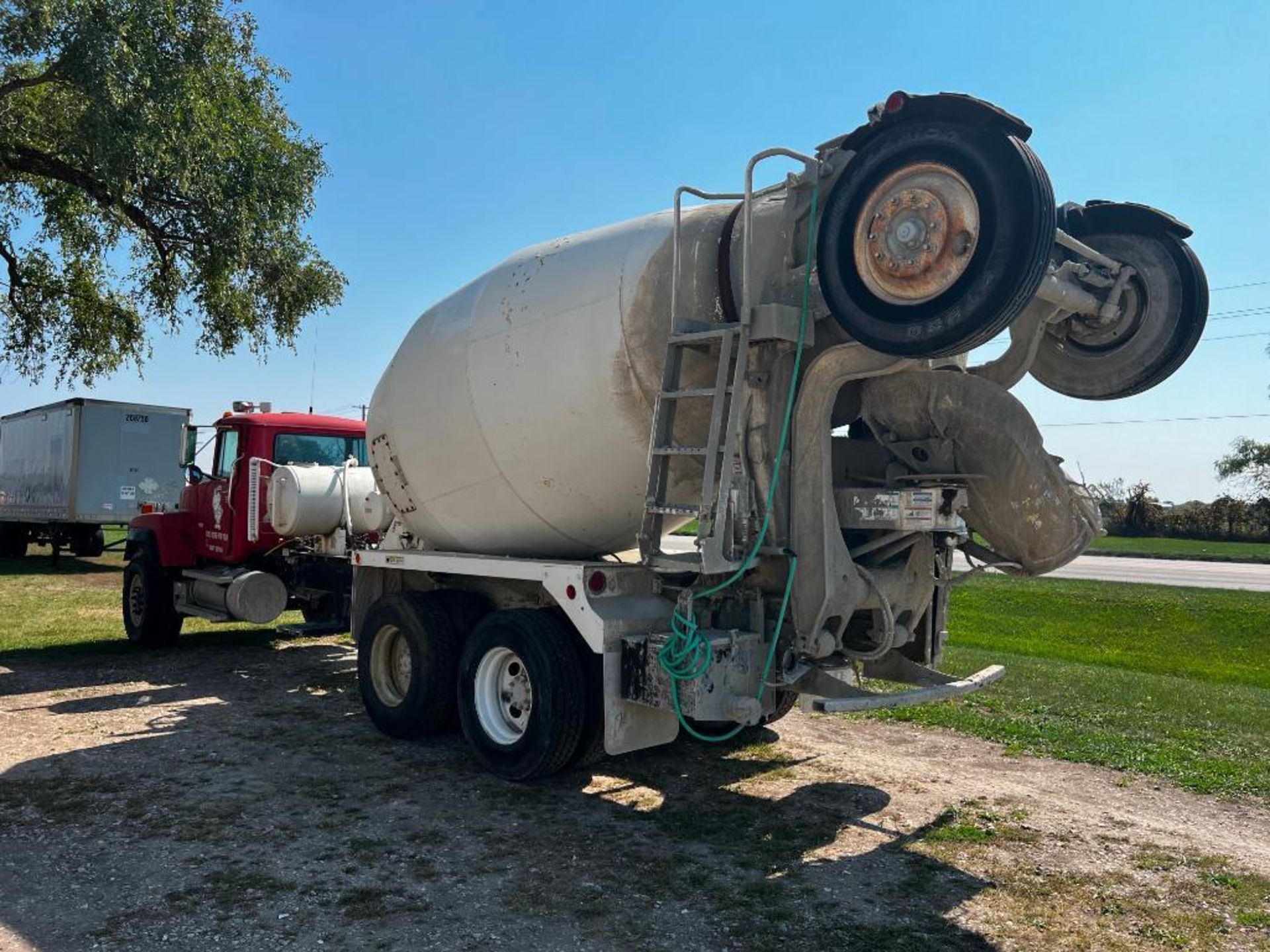 2001 Mack RD690S Concrete Mixer Truck, NON-RUNNING, miles showing: 92k, hours showing: 19,109, Eaton - Image 3 of 17