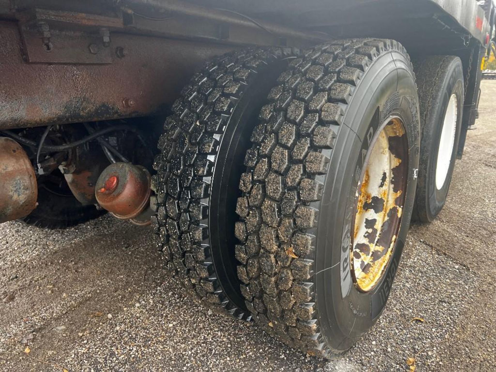 2004 PM 34 knuckle boom mounted on 2004 Peterbilt 330 truck, 8x6, engine: Cummins, transmission: - Image 25 of 53