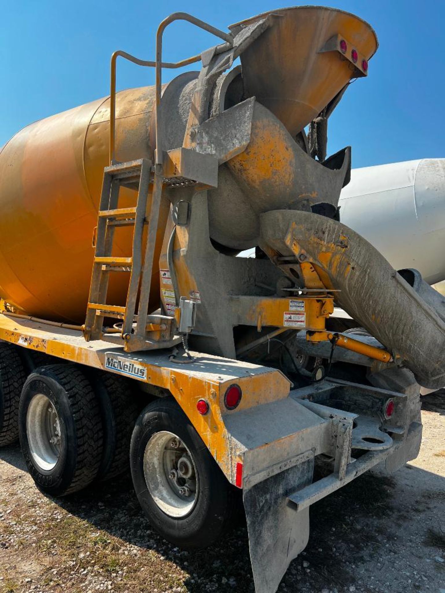 2000 Mack DM690S Concrete Mixer Truck, miles showing: 22,108, hours showing: 1,679, Maxitorque T2070 - Image 32 of 36