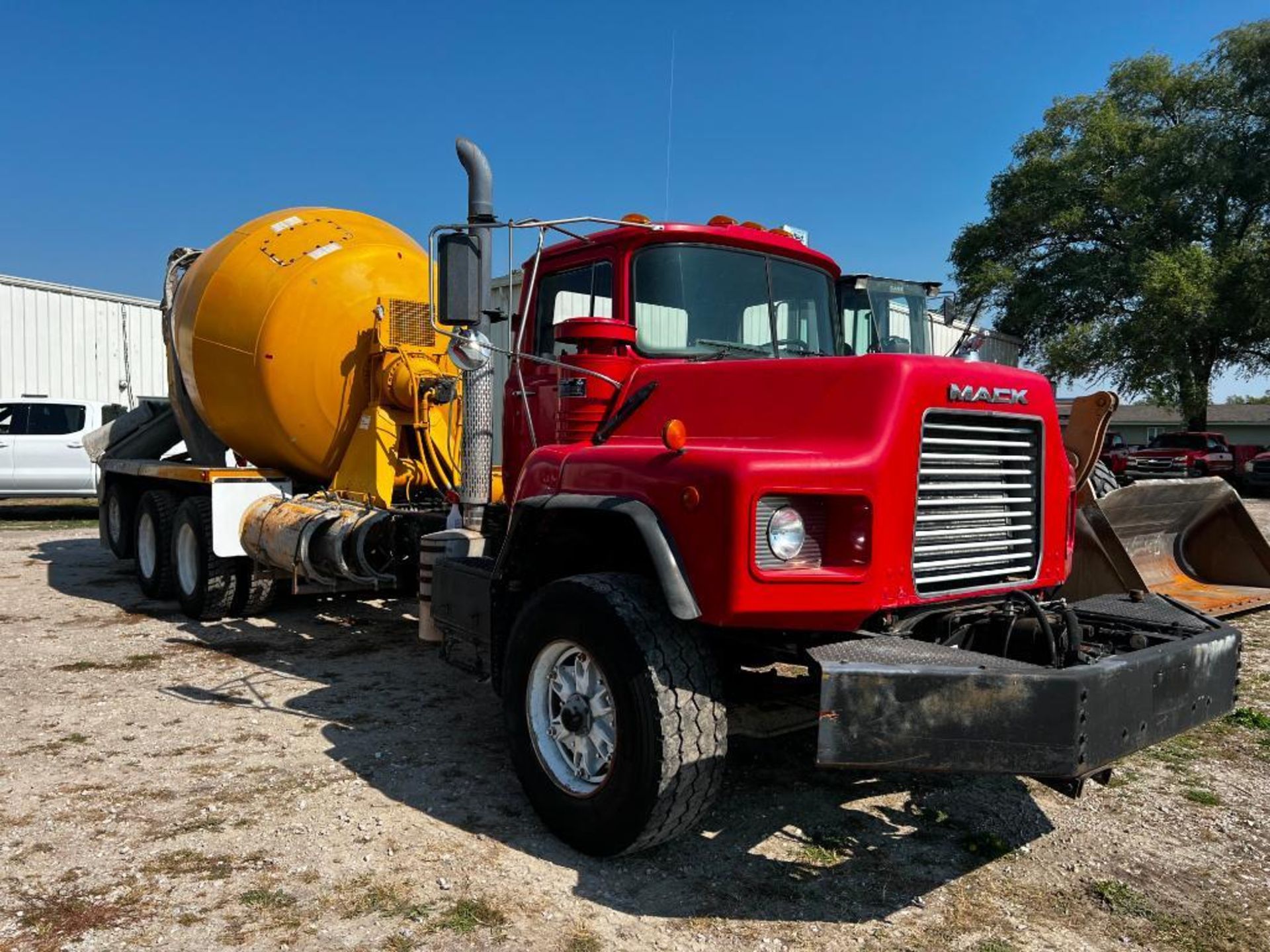 2000 Mack DM690S Concrete Mixer Truck, miles showing: 22,108, hours showing: 1,679, Maxitorque T2070 - Image 2 of 36
