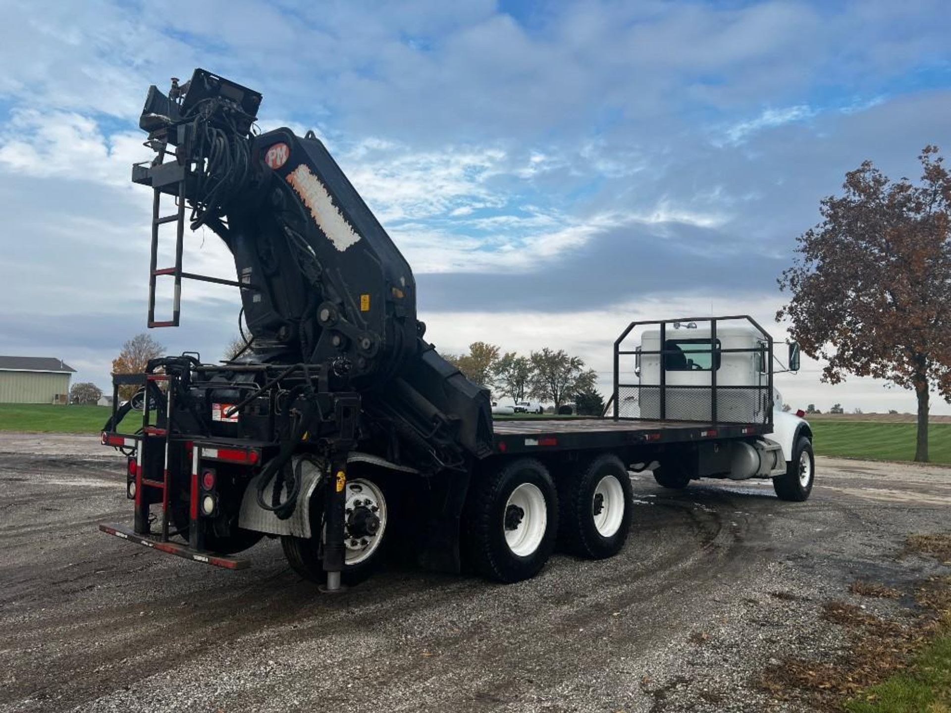 2004 PM 34 knuckle boom mounted on 2004 Peterbilt 330 truck, 8x6, engine: Cummins, transmission: - Image 3 of 53