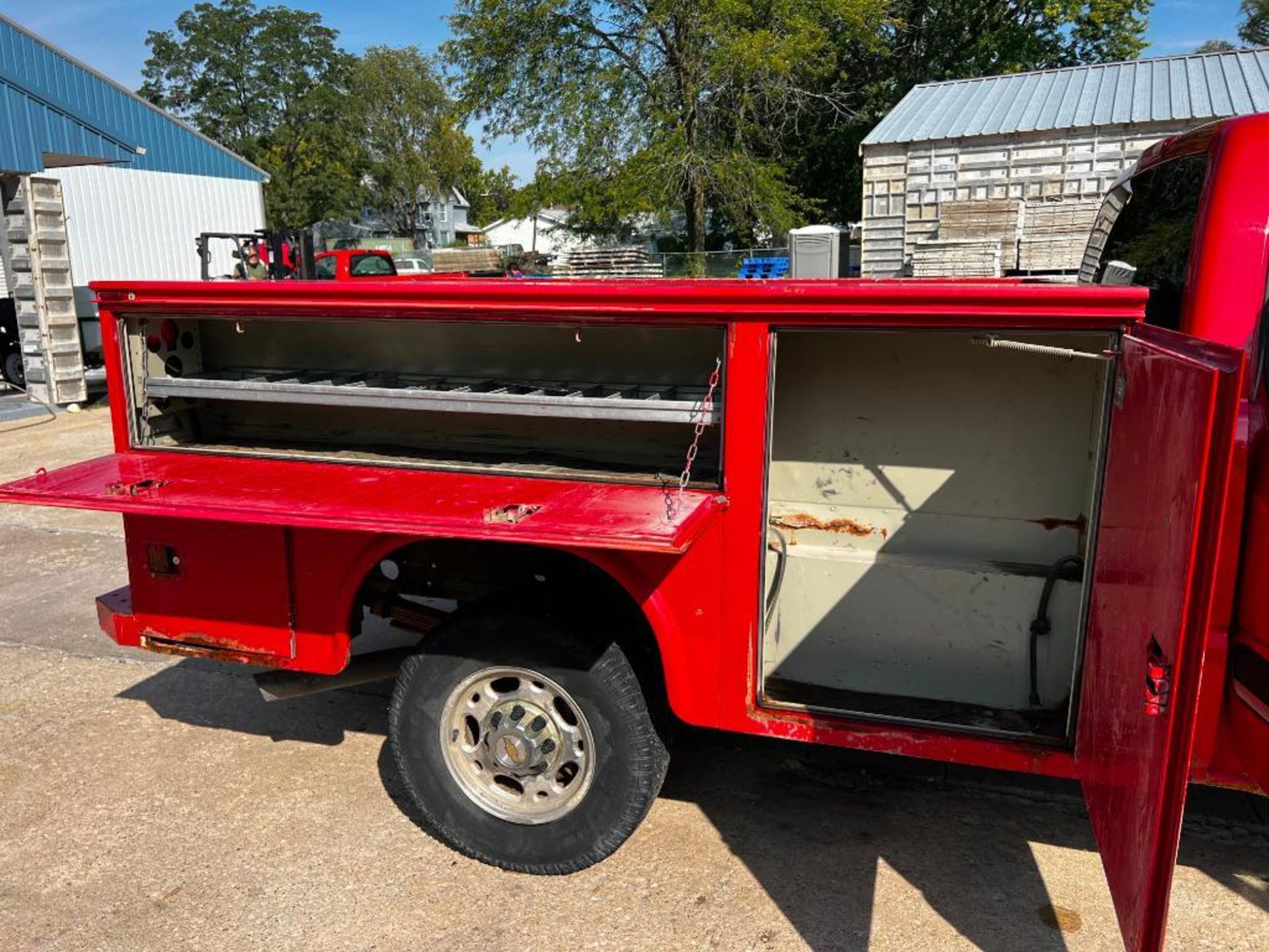 2005 Chevy 2500 HD Truck with Knapheide service box, extended cab, miles showing: 164k, Allison - Image 23 of 25