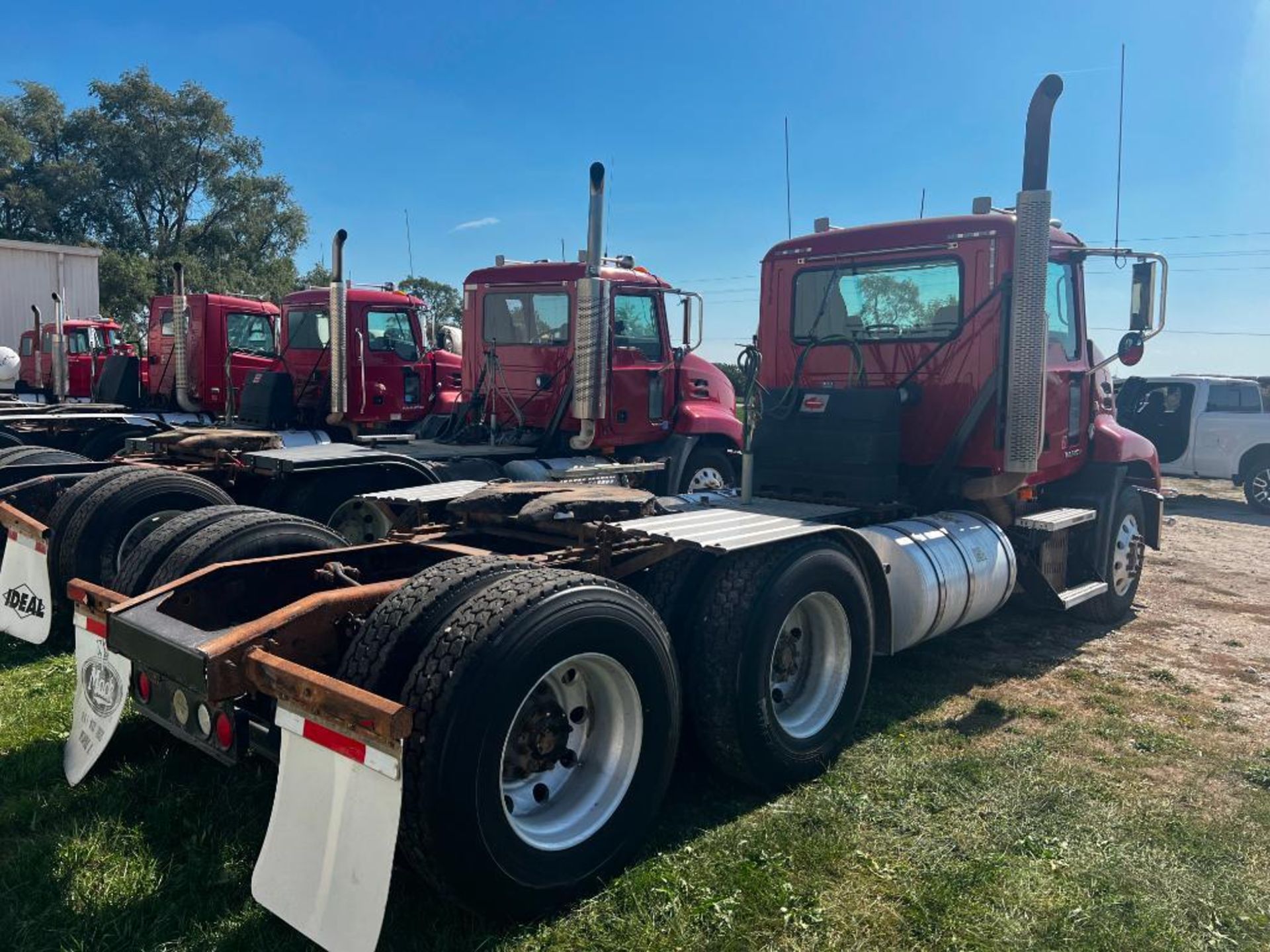 2009 Mack Pinnacle Tractor/Truck, miles showing 717k, Easton Fuller 10 Speed Transmission, Mack AC- - Image 4 of 30