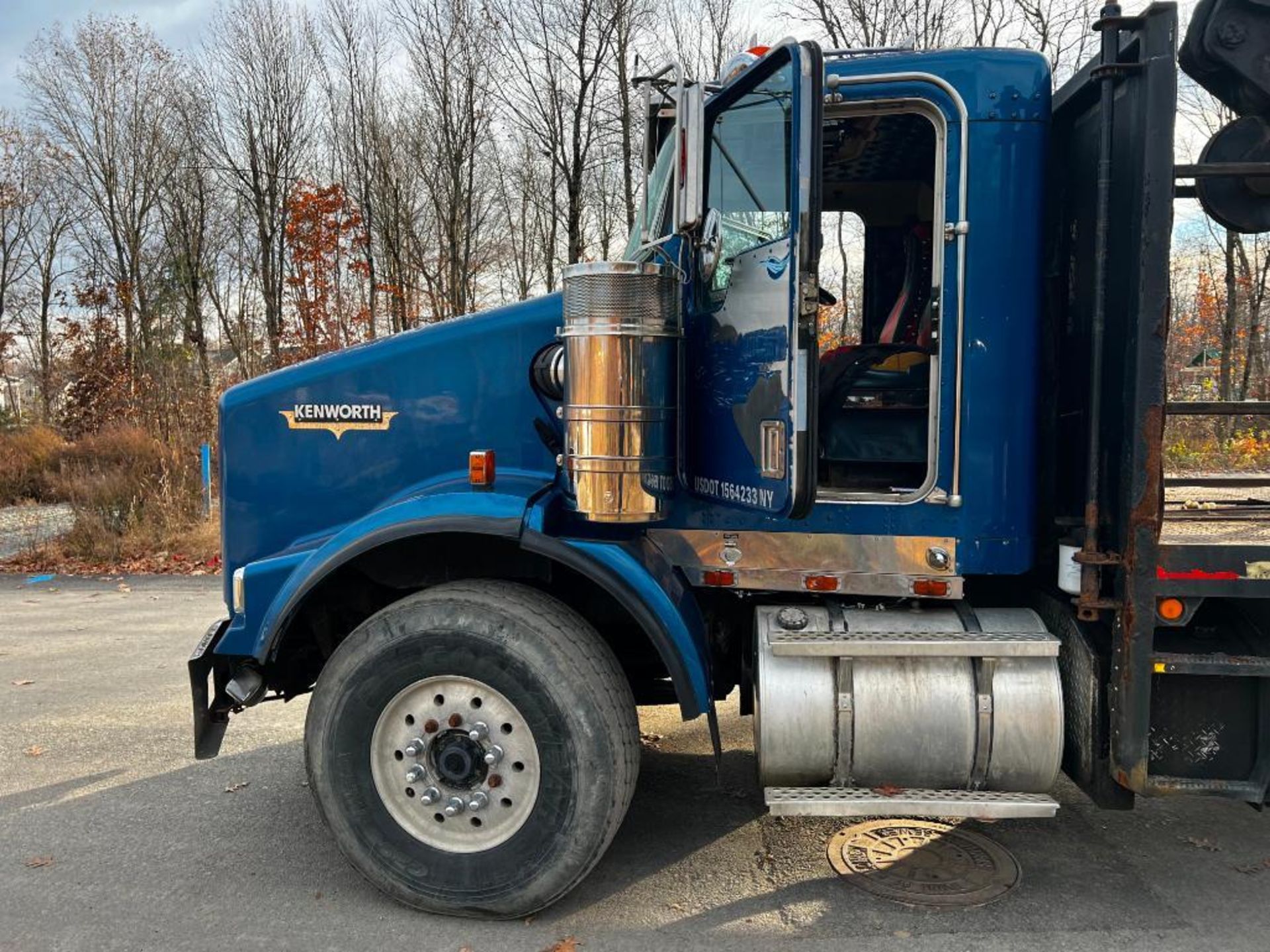 Hiab 210k-3 knuckle boom mounted on 1999 Kenworth T800 truck, VIN # 1NKDLB0X2XJ819936, 6x4, - Image 28 of 57