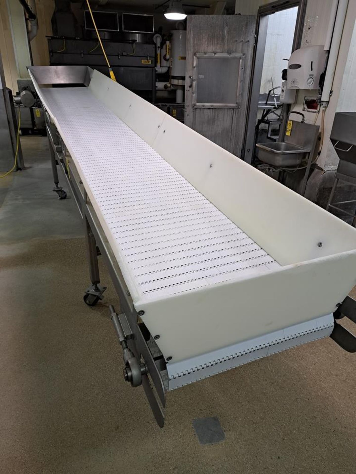 Portable Stainless Steel Incline Conveyor, 28" W X 17' L plastic belt, 24" infeed, 48" discharge, - Image 4 of 5