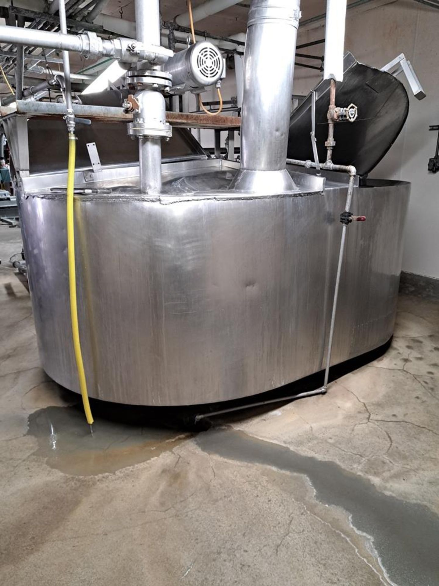 Henry Bergman Stainless Steel Tank, jacketed, 1435 gallons with dual agitation: Required Loading Fee - Image 2 of 5