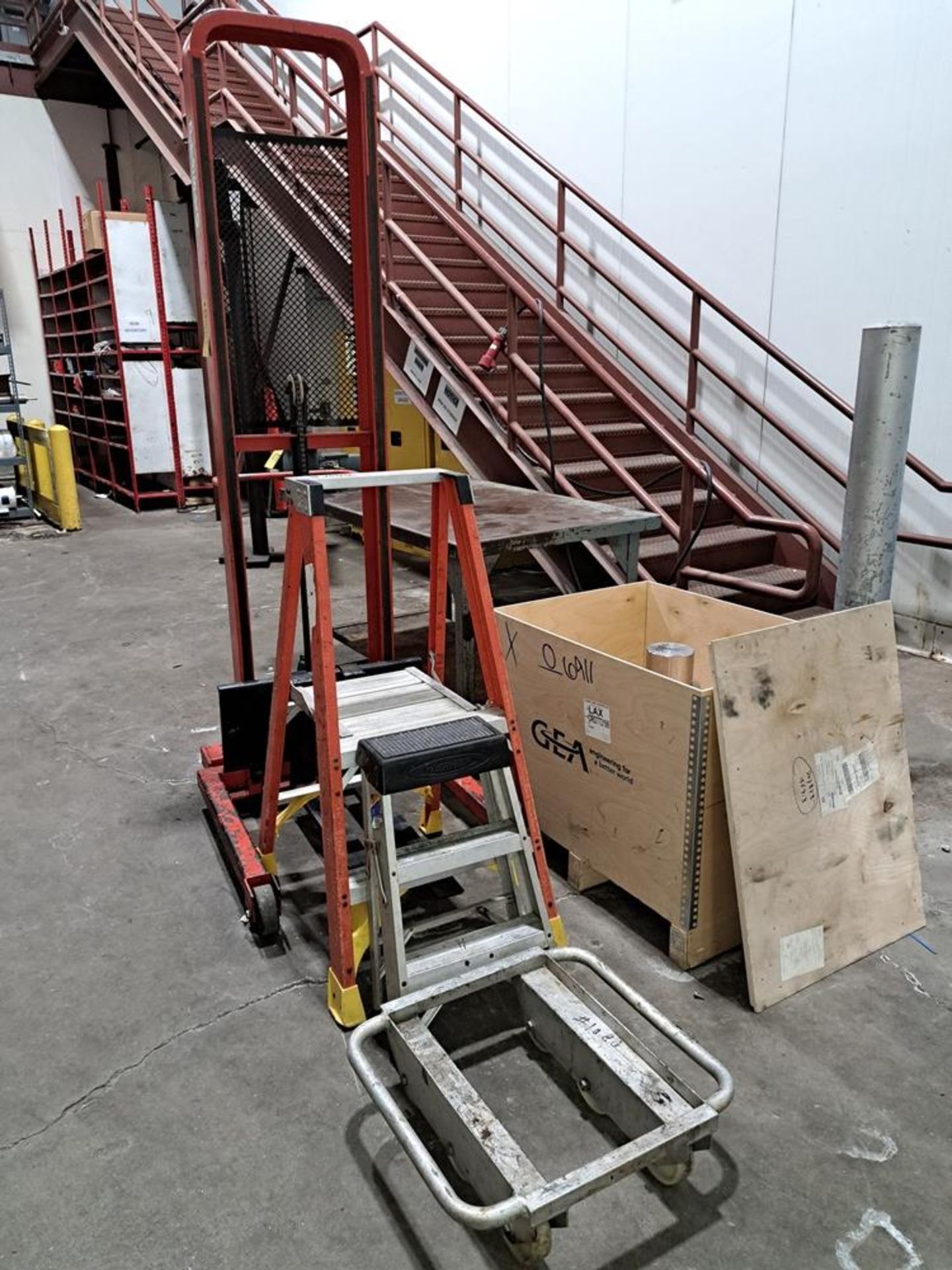 Lot Presto Walk Behind Lift, 7' manual, lift height, (2) Ladders, (1) Cart: Required Loading Fee $