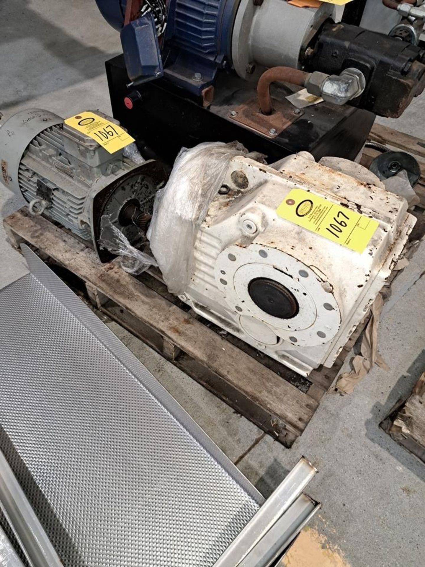 Lot (2) Motors, Gearbox: Required Loading Fee $150.00, Rigger-Norm Pavlish, Nebraska Stainless ( - Image 2 of 4