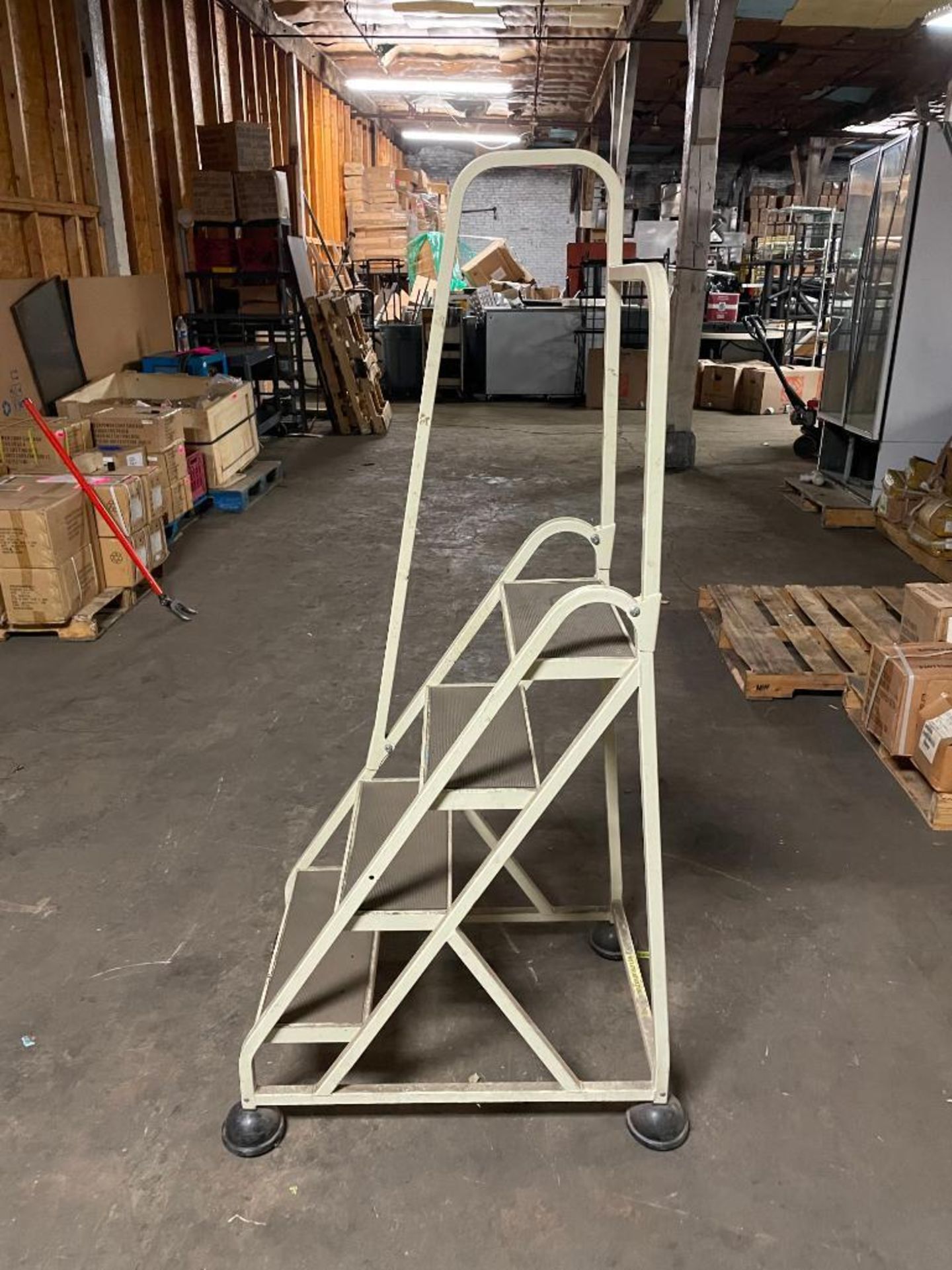 4-STEP PORTABLE METAL LADDER STAIRS - Image 2 of 3