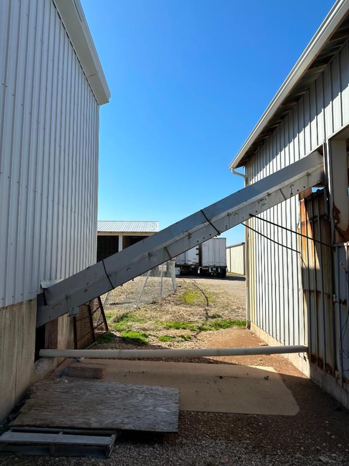 COMMERICAL FEED MILL COMPLETE PACKAGE (INCLUDES ENTIRE UNIT W/ CONVEYOR FEED THROUGH SHED WALLS, SEE - Image 15 of 24