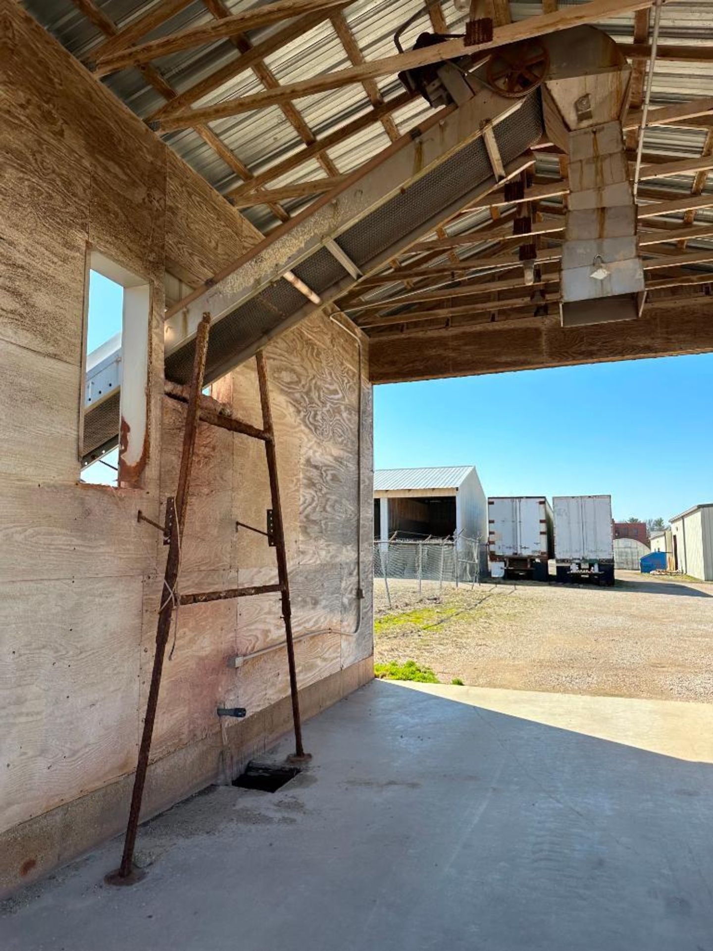 COMMERICAL FEED MILL COMPLETE PACKAGE (INCLUDES ENTIRE UNIT W/ CONVEYOR FEED THROUGH SHED WALLS, SEE - Image 19 of 24