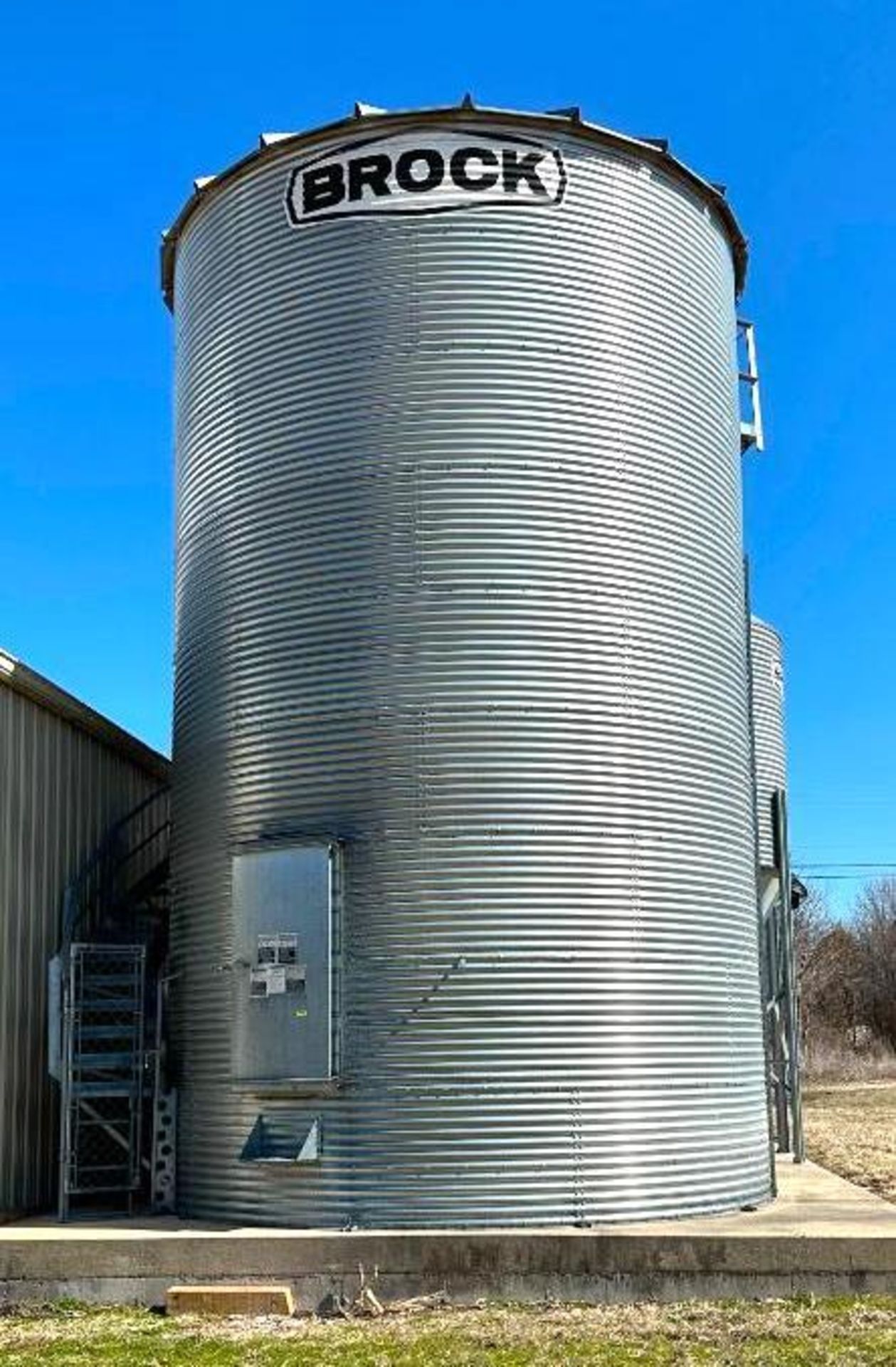 BROCK 21' ON FARM FEED HOLDING BIN W/ 22" CENTRIFUGAL FAN W/ CONTROL (SEE PHOTOS) BRAND/MODEL: BROCK