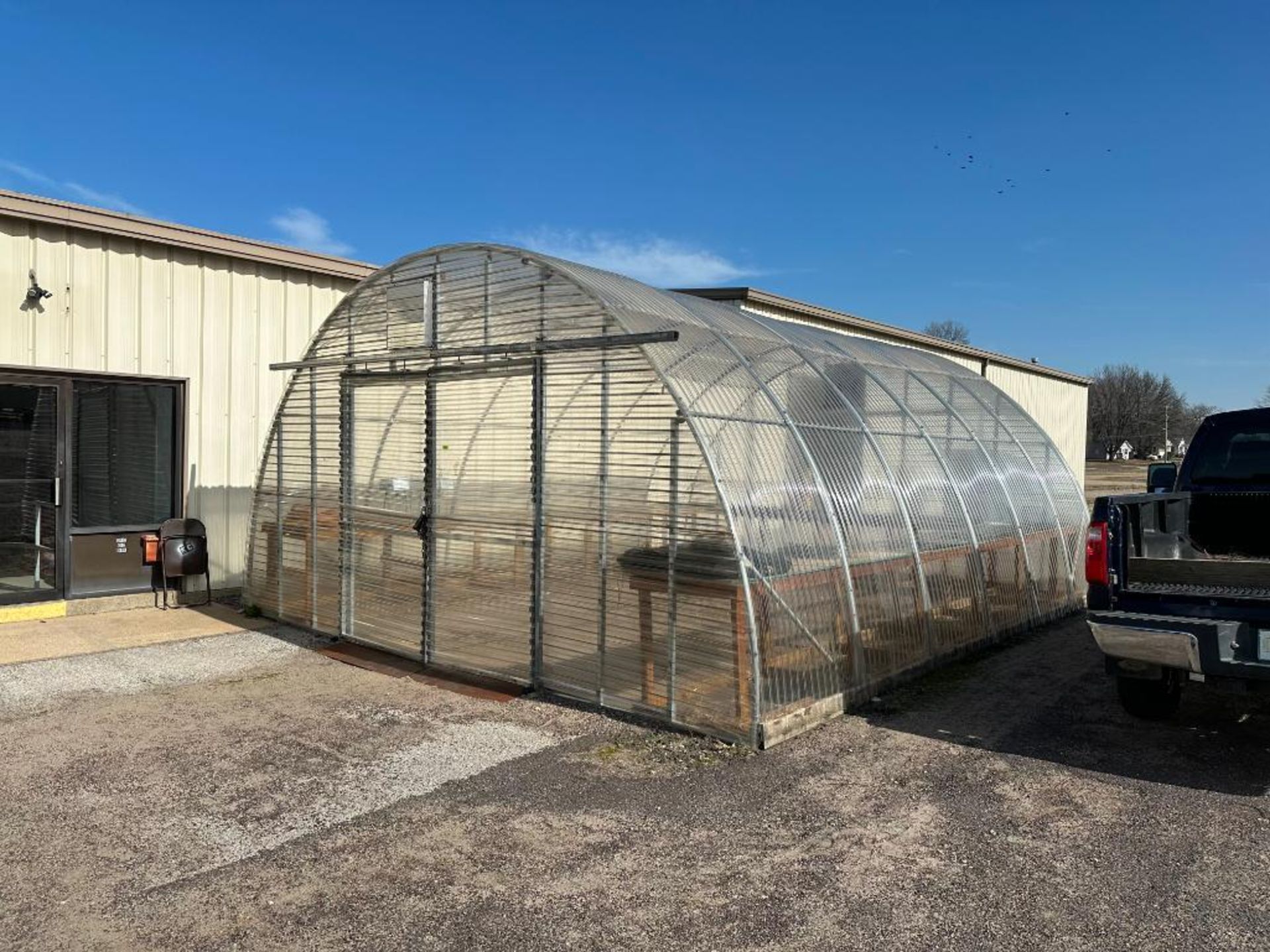 25' X 20' PLASTIC GREEN HOUSE W/ (2) EXHAUST FANS INFORMATION: WOODEN SHELF FRAMING SHOWN IN ADDITIO - Image 5 of 26