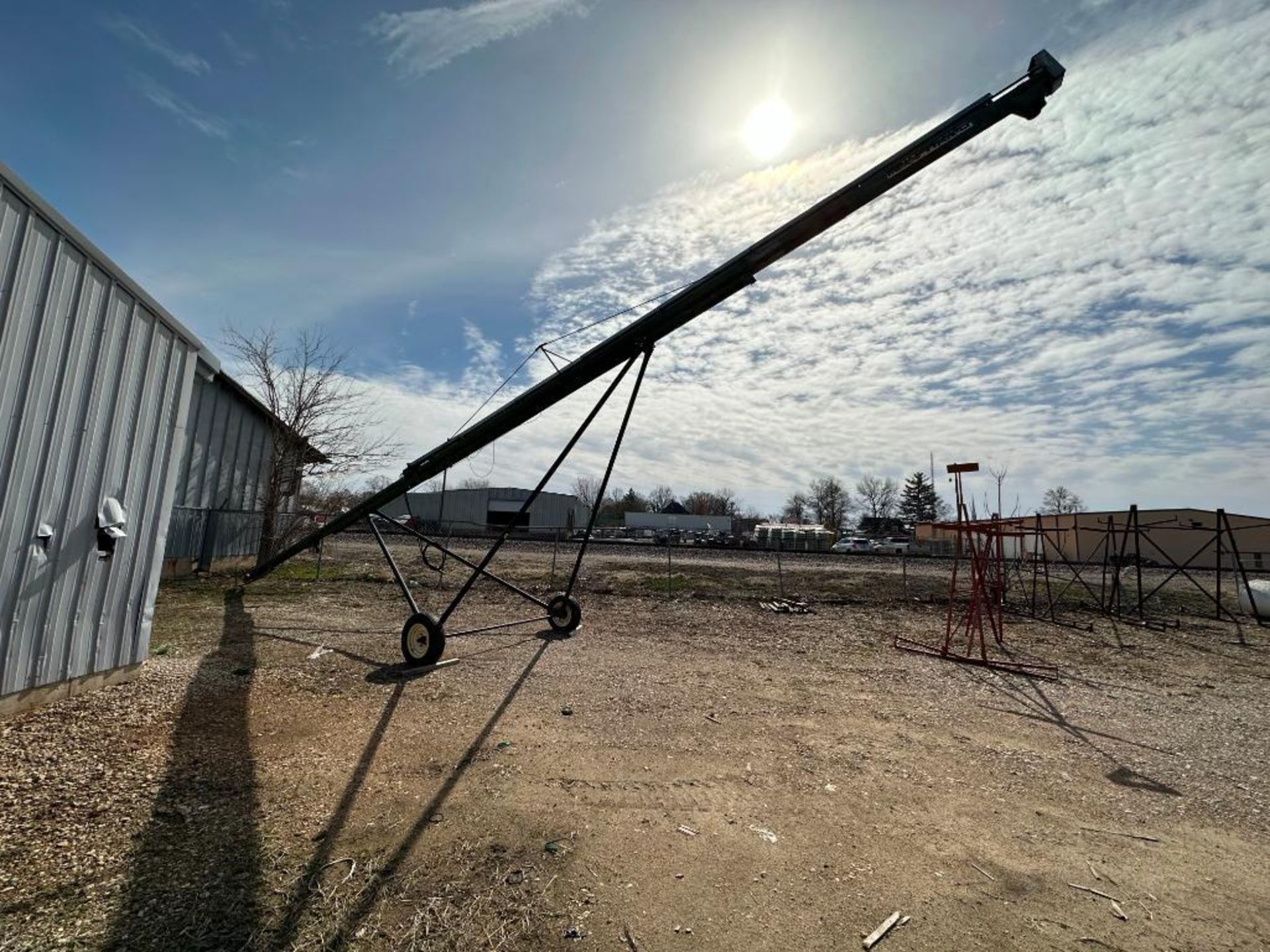 40 FT MOBILE GRAIN AUGER INFORMATION: IN WORKING CONDITION SIZE: 40' LOCATION: LOT - Image 4 of 15