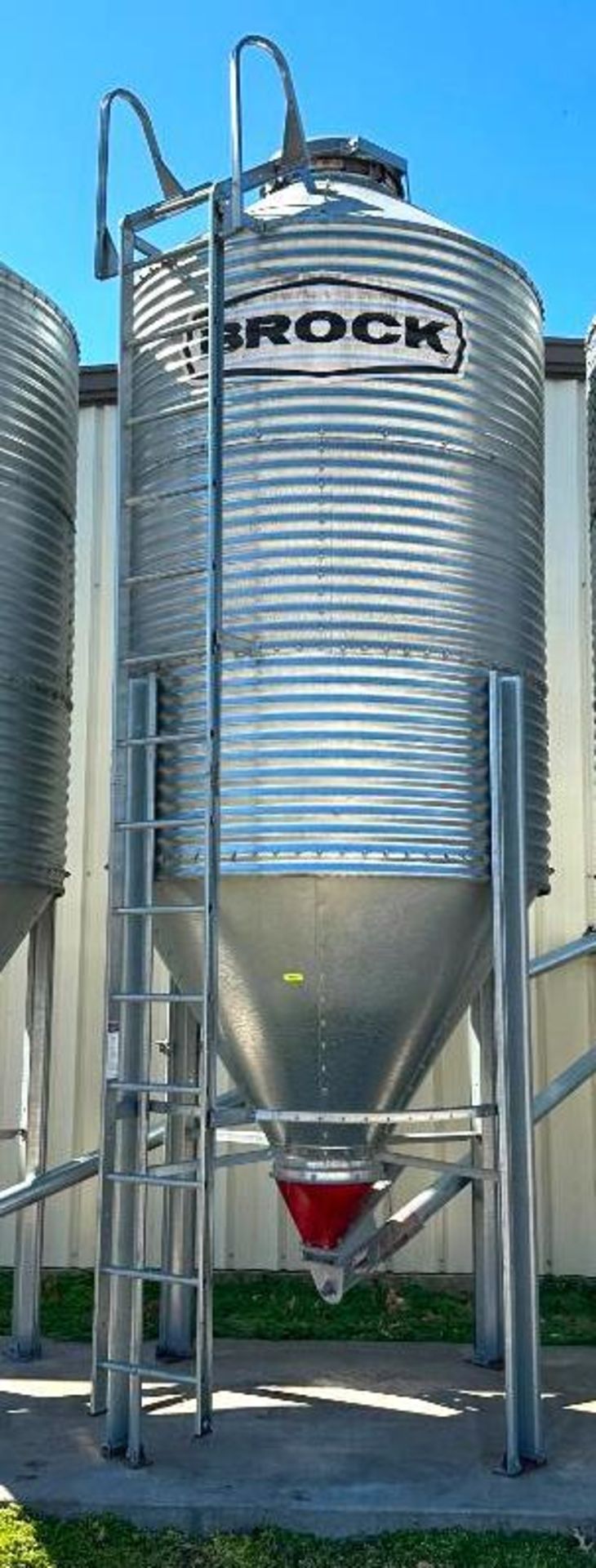 BROCK 6FT DEED & WET-HOLDING HOPPER BINS BRAND/MODEL: BROCK INFORMATION: 6' DIAMETER W/ 60 DEGREE HO