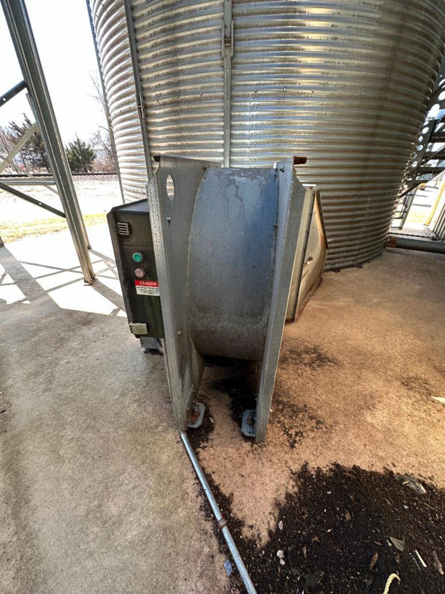 BROCK 21' ON FARM FEED HOLDING BIN W/ 22" CENTRIFUGAL FAN W/ CONTROL (SEE PHOTOS) BRAND/MODEL: BROCK - Image 16 of 21