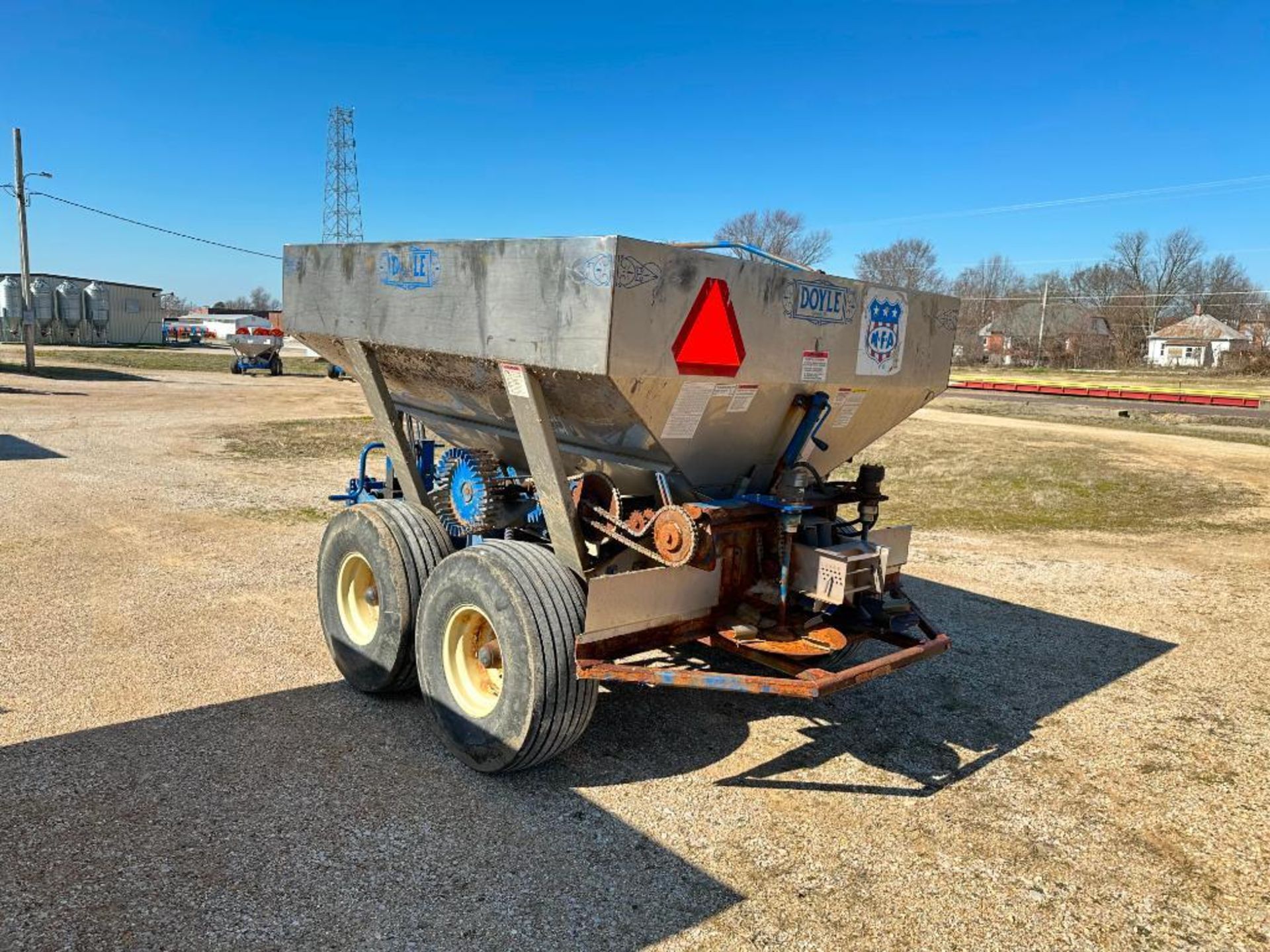 DOYLE PULL-TYPE DRY LITTER/ FERTILIZER SPREADER BRAND/MODEL: DOYLE GWD6T-ST INFORMATION: 6-TON CAP, - Image 5 of 36