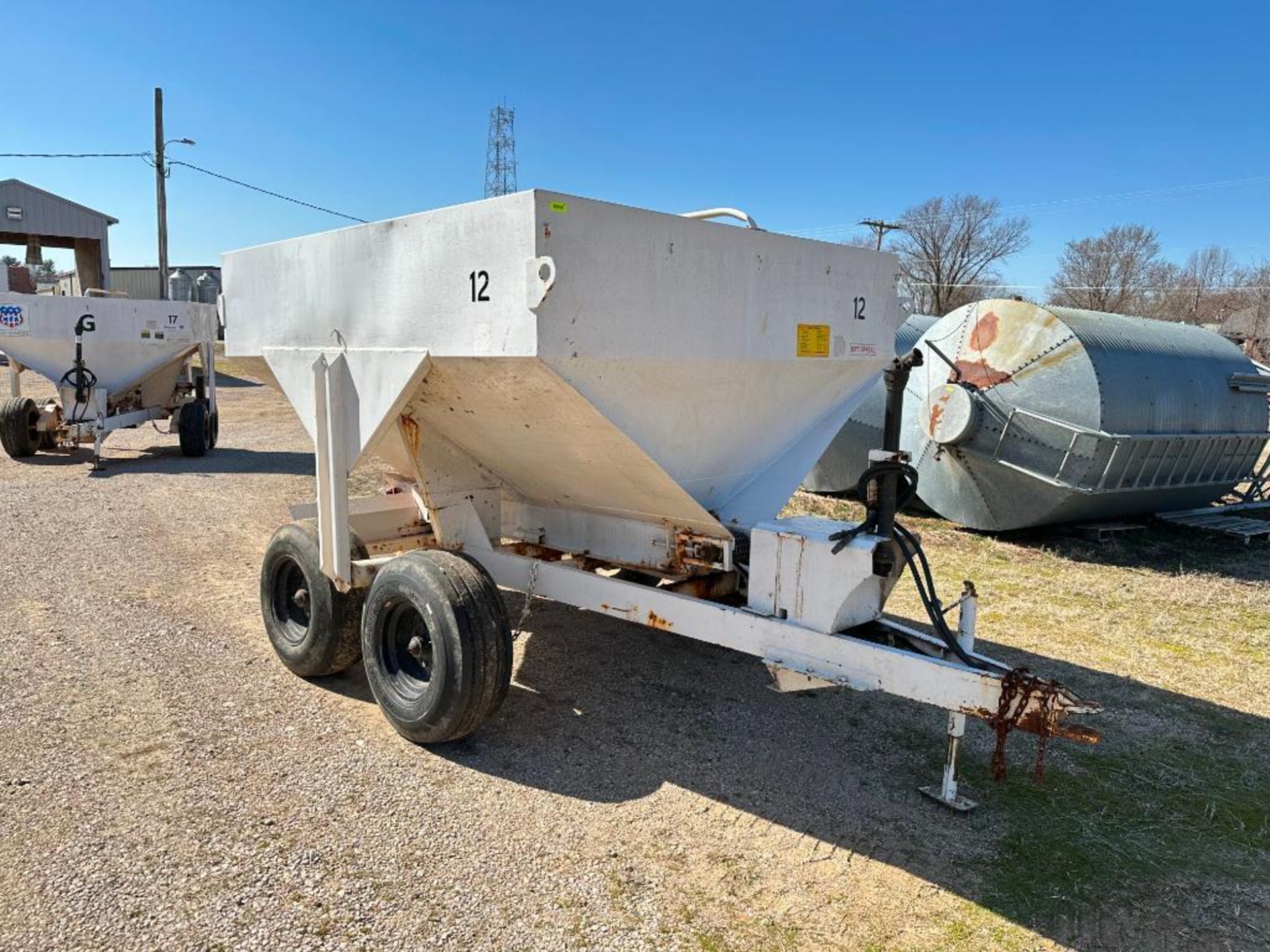 SIMONSEN 5-TON FERTILIZER SPREADER BRAND/MODEL: SIMONSEN SMC1754S INFORMATION: 5-TON CAP, 50' SPREAD - Image 3 of 30