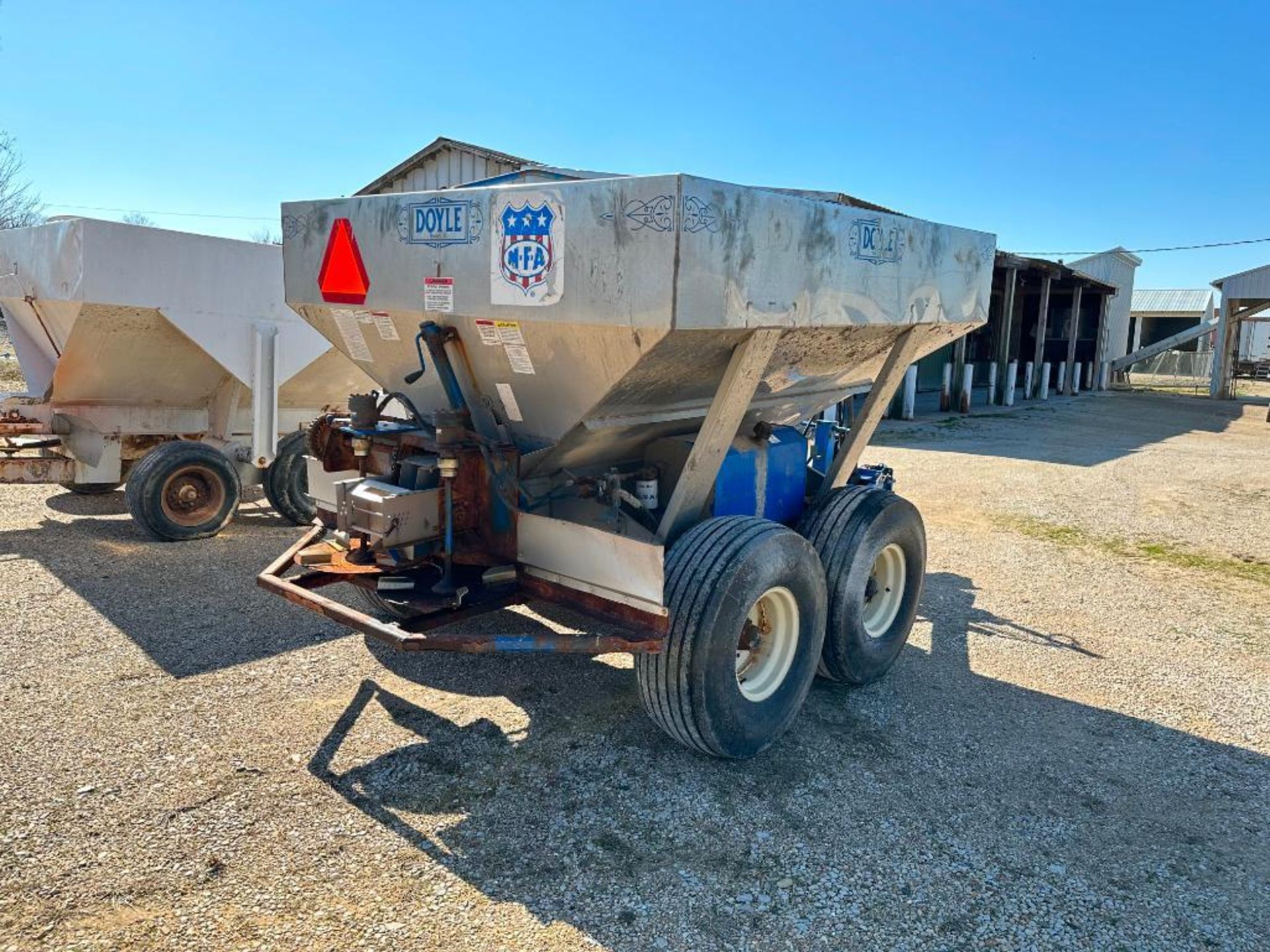 DOYLE PULL-TYPE DRY LITTER/ FERTILIZER SPREADER BRAND/MODEL: DOYLE GWD6T-ST INFORMATION: 6-TON CAP, - Image 6 of 36