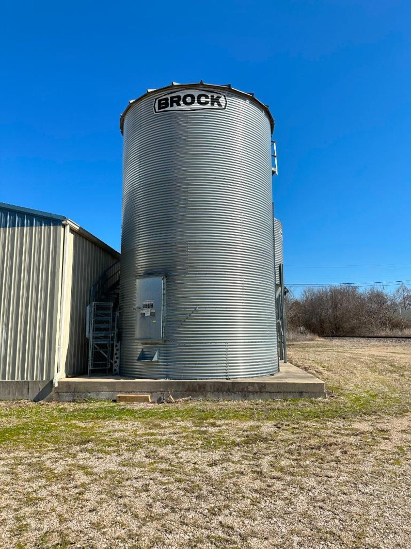 BROCK 21' ON FARM FEED HOLDING BIN W/ 22" CENTRIFUGAL FAN W/ CONTROL (SEE PHOTOS) BRAND/MODEL: BROCK - Image 4 of 21