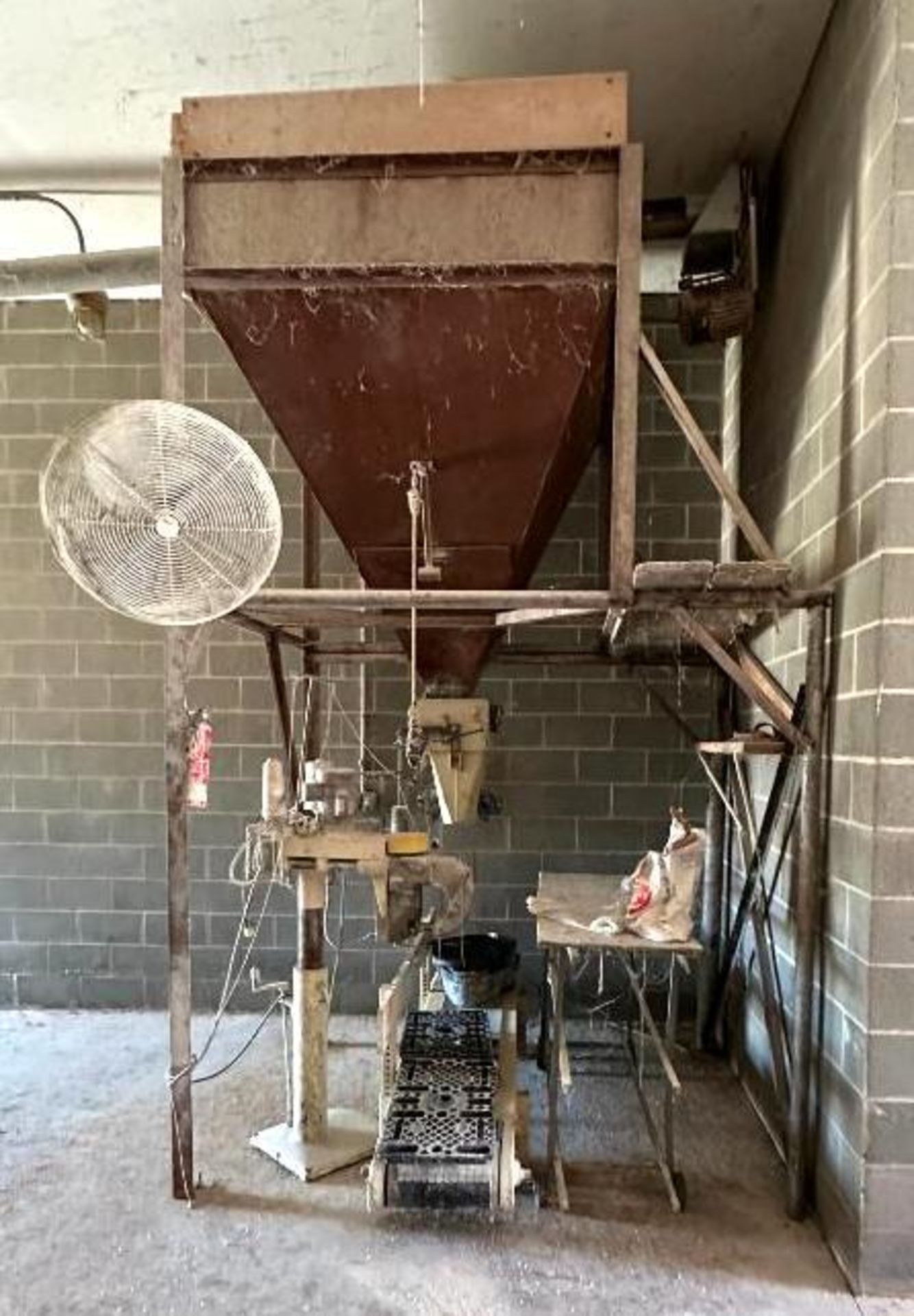 BRATCHER'S ANIMAL FEED BAGGING SYSTEM AS SHOWN (SEE PHOTOS) INFORMATION: INCLUDES STORAGE HOPPER, ME