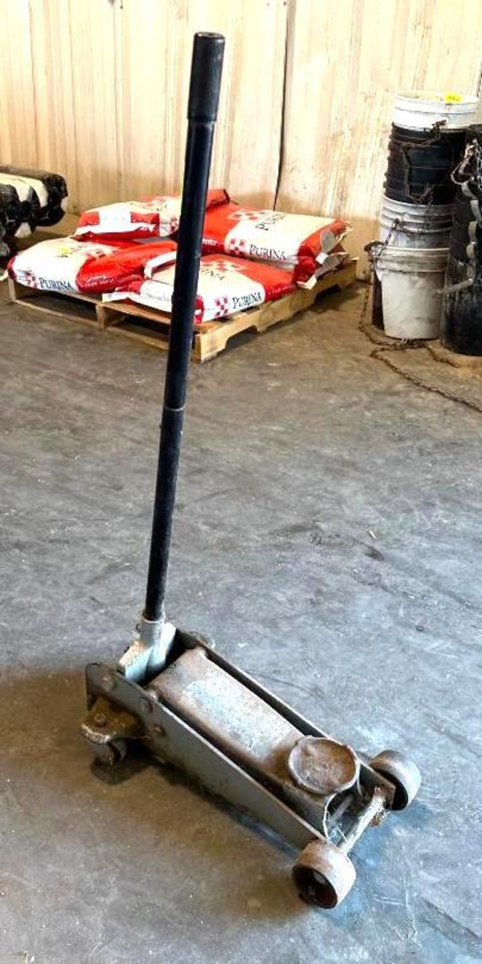 INDUSTRIAL HYDRAULIC FLOOR JACK (NEEDS HYDRAULIC FLUID) LOCATION: MAIN WAREHOUSE - Image 2 of 4