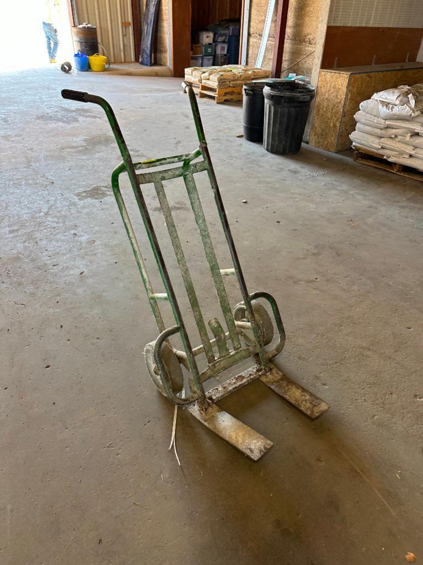 EZY-TILT 2-WHEELED PALLET HAND TRUCK LOCATION: MAIN WAREHOUSE - Image 2 of 3