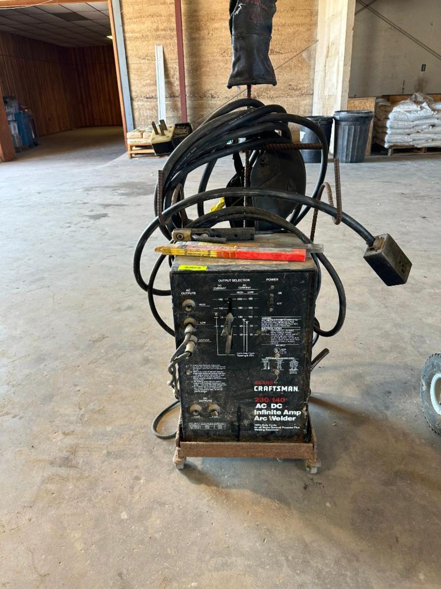 CRAFTSMAN 230/140 AC DC INFINITE AMP ARC WELDER LOCATION: MAIN WAREHOUSE - Image 5 of 8