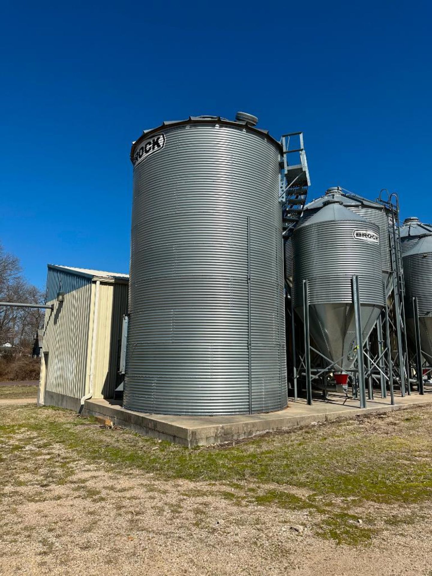 BROCK 21' ON FARM FEED HOLDING BIN W/ 22" CENTRIFUGAL FAN W/ CONTROL (SEE PHOTOS) BRAND/MODEL: BROCK - Image 3 of 21