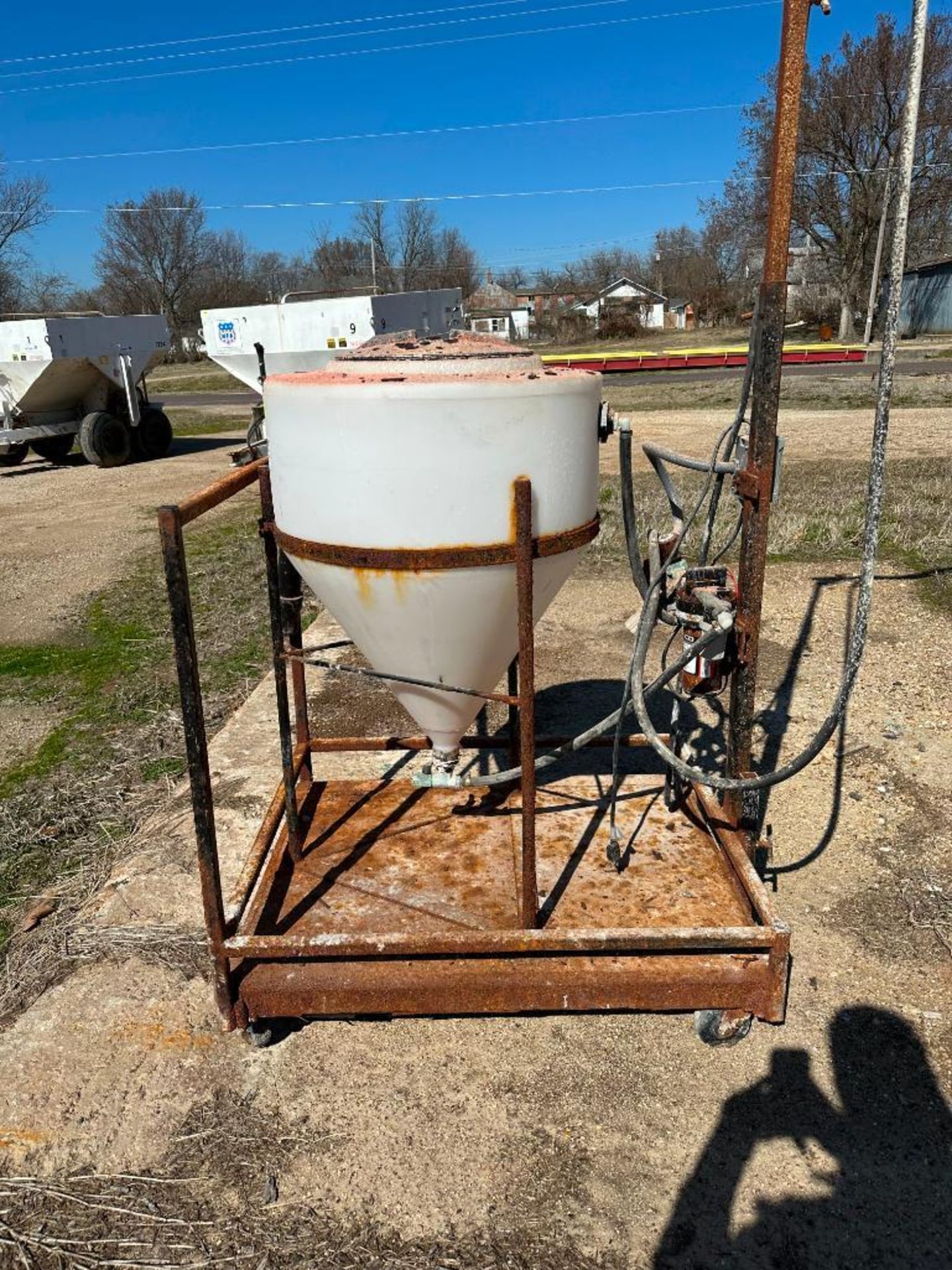 INDUSTRIAL FERTILIZER W/ 30 GALLON TANK & REMCO 5500 SERIES PUMP SIZE: 30 GALLON LOCATION: LOT - Image 6 of 13