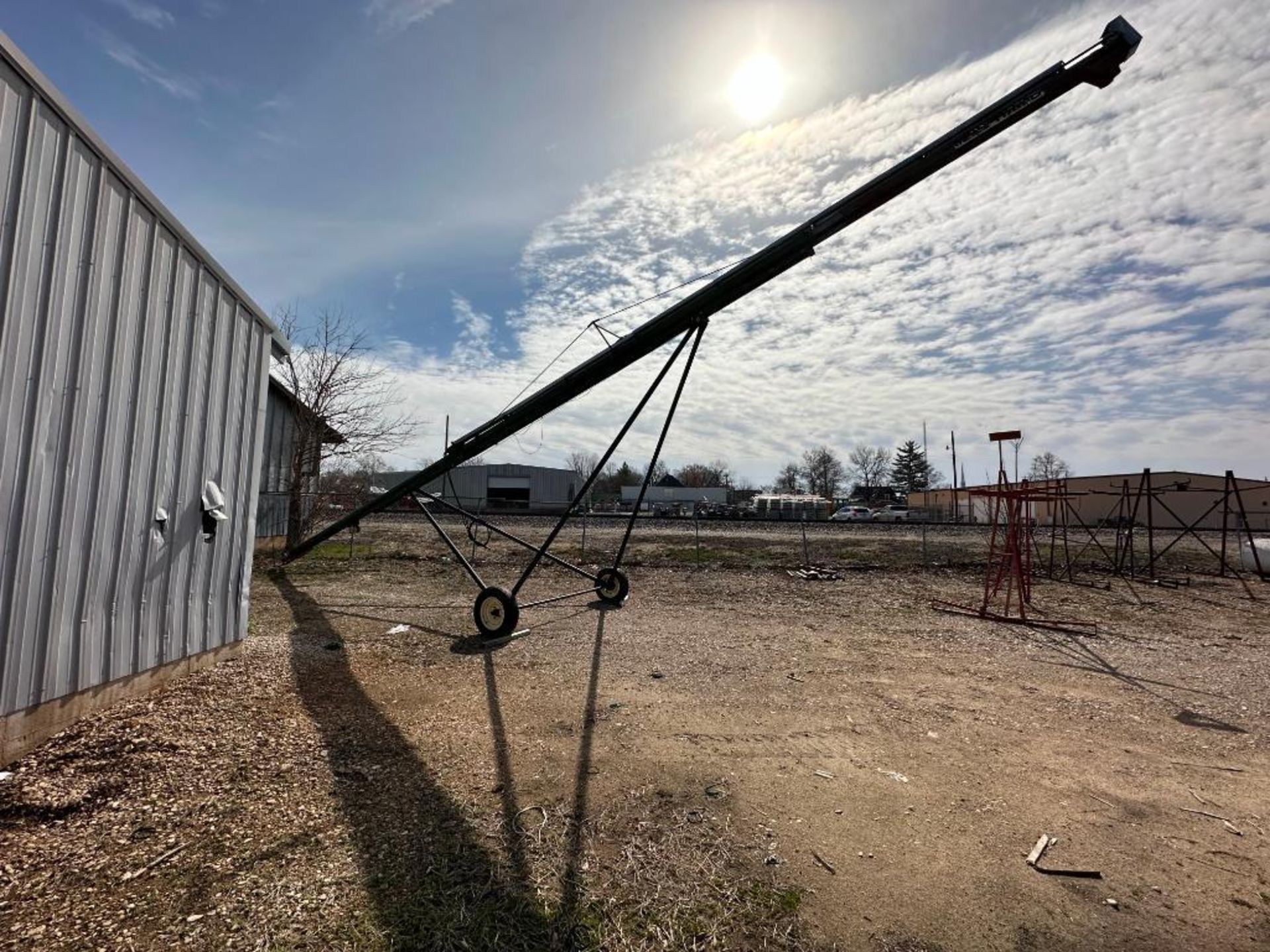 40 FT MOBILE GRAIN AUGER INFORMATION: IN WORKING CONDITION SIZE: 40' LOCATION: LOT - Image 3 of 15