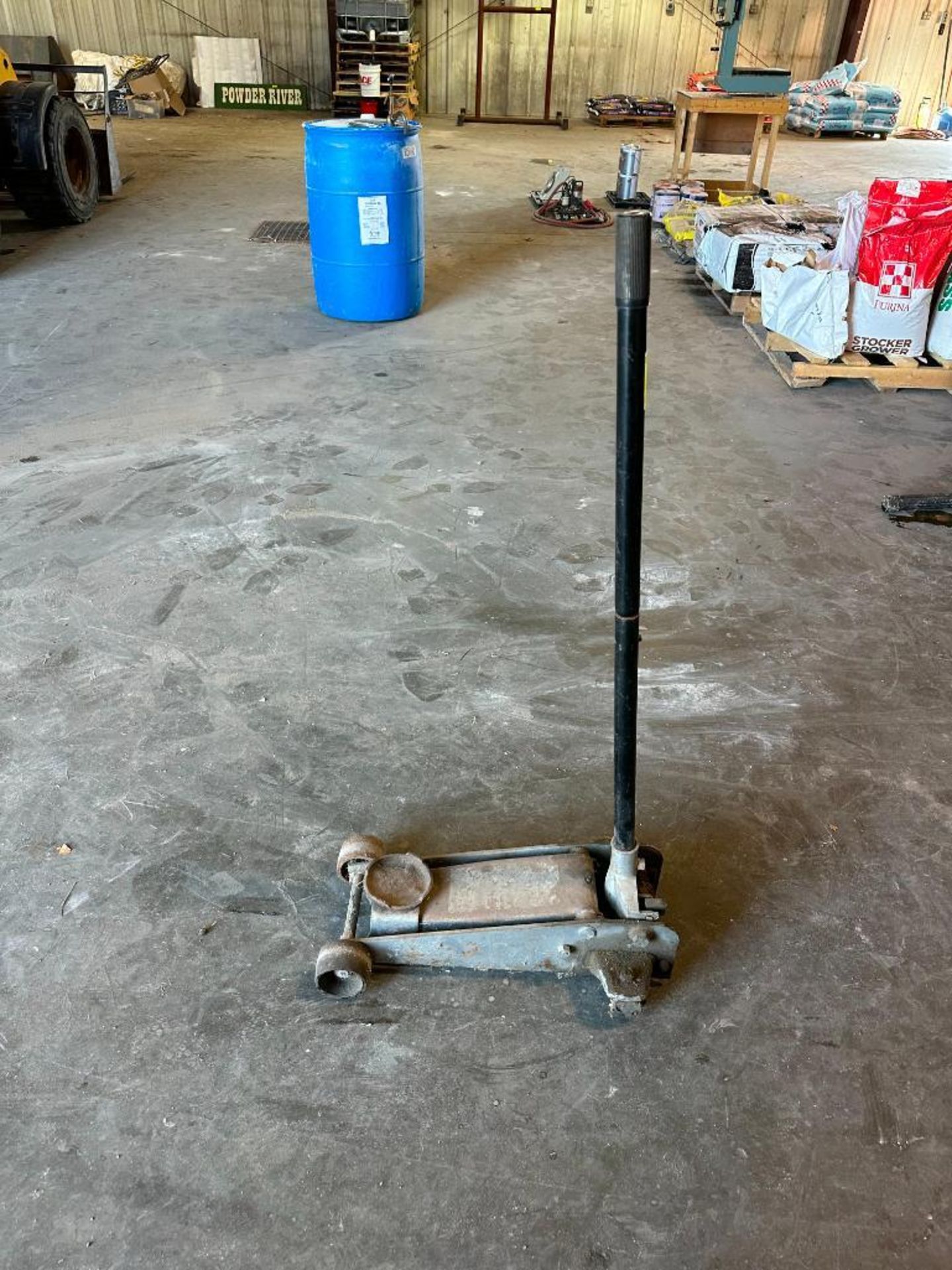 INDUSTRIAL HYDRAULIC FLOOR JACK (NEEDS HYDRAULIC FLUID) LOCATION: MAIN WAREHOUSE - Image 3 of 4