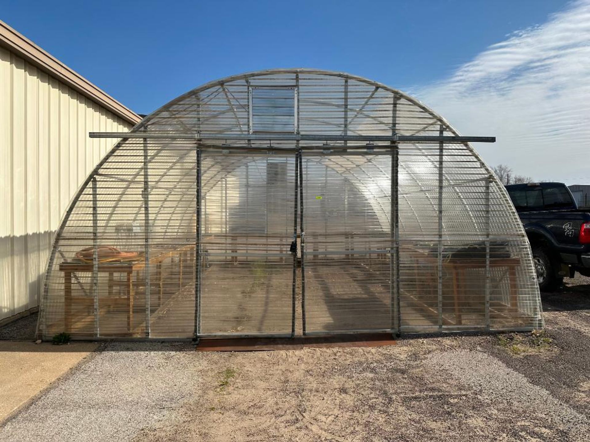 25' X 20' PLASTIC GREEN HOUSE W/ (2) EXHAUST FANS INFORMATION: WOODEN SHELF FRAMING SHOWN IN ADDITIO - Image 4 of 26