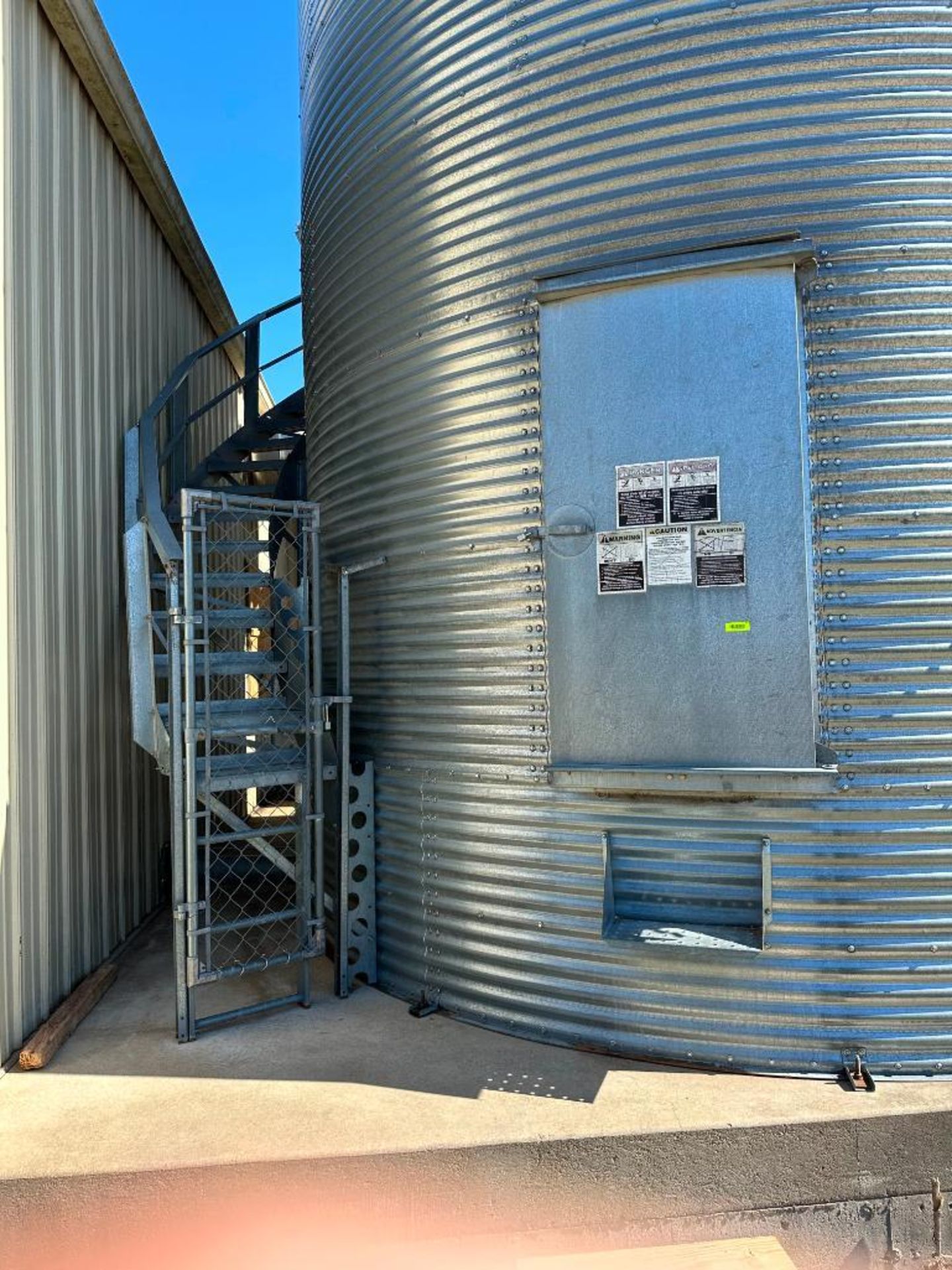 BROCK 21' ON FARM FEED HOLDING BIN W/ 22" CENTRIFUGAL FAN W/ CONTROL (SEE PHOTOS) BRAND/MODEL: BROCK - Image 7 of 21