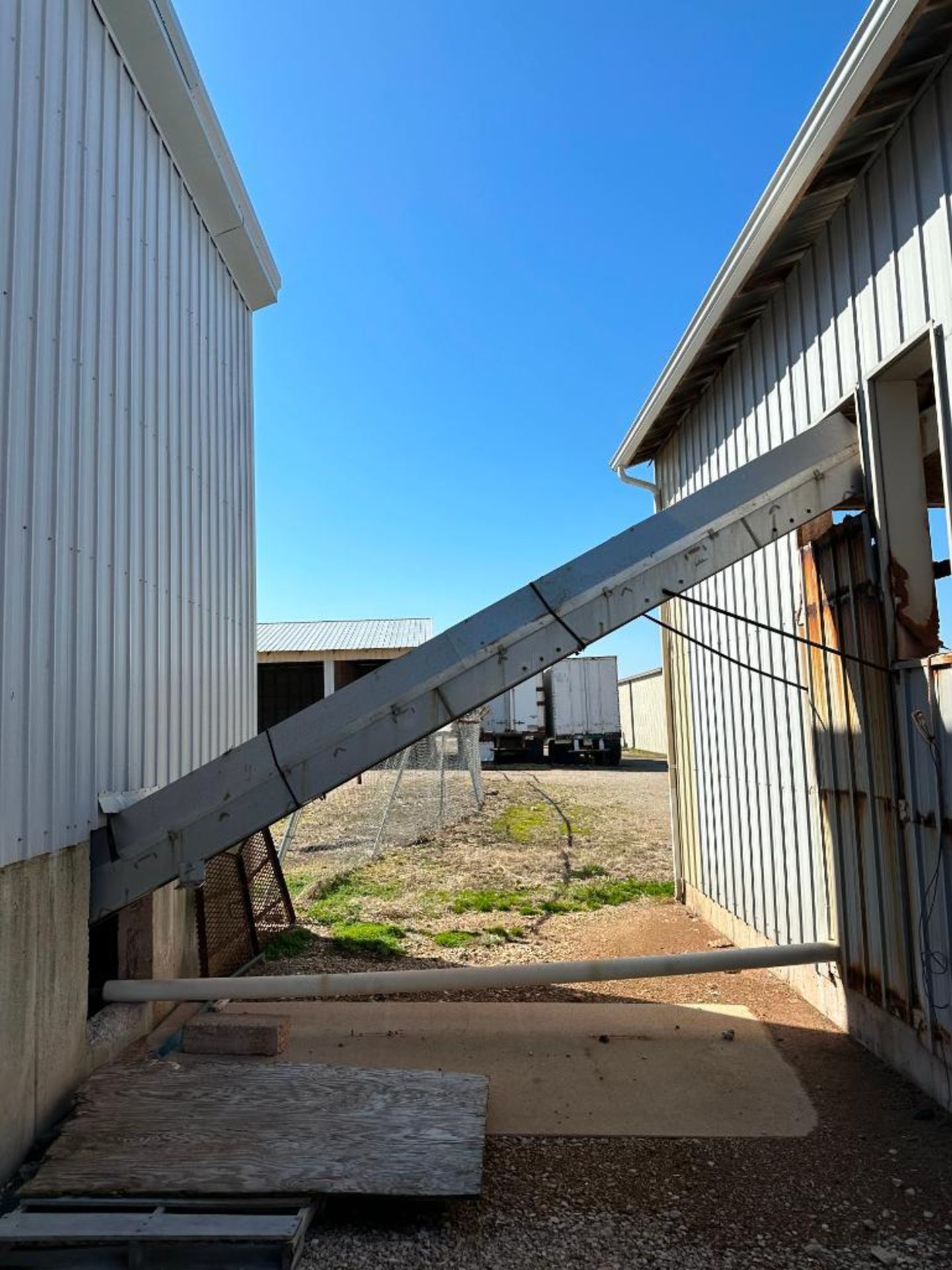 COMMERICAL FEED MILL COMPLETE PACKAGE (INCLUDES ENTIRE UNIT W/ CONVEYOR FEED THROUGH SHED WALLS, SEE - Image 16 of 24