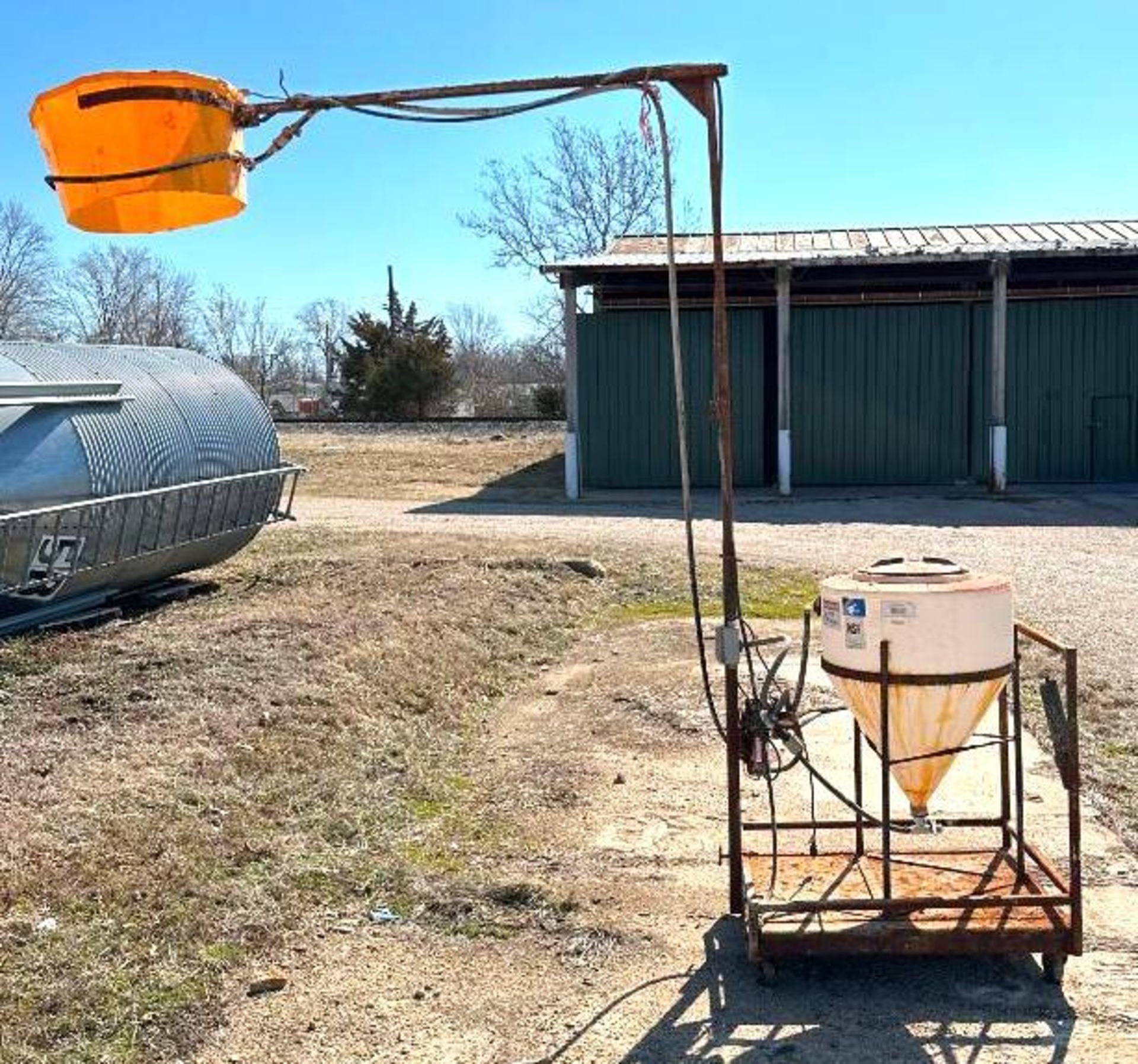 INDUSTRIAL FERTILIZER W/ 30 GALLON TANK & REMCO 5500 SERIES PUMP SIZE: 30 GALLON LOCATION: LOT - Image 4 of 13