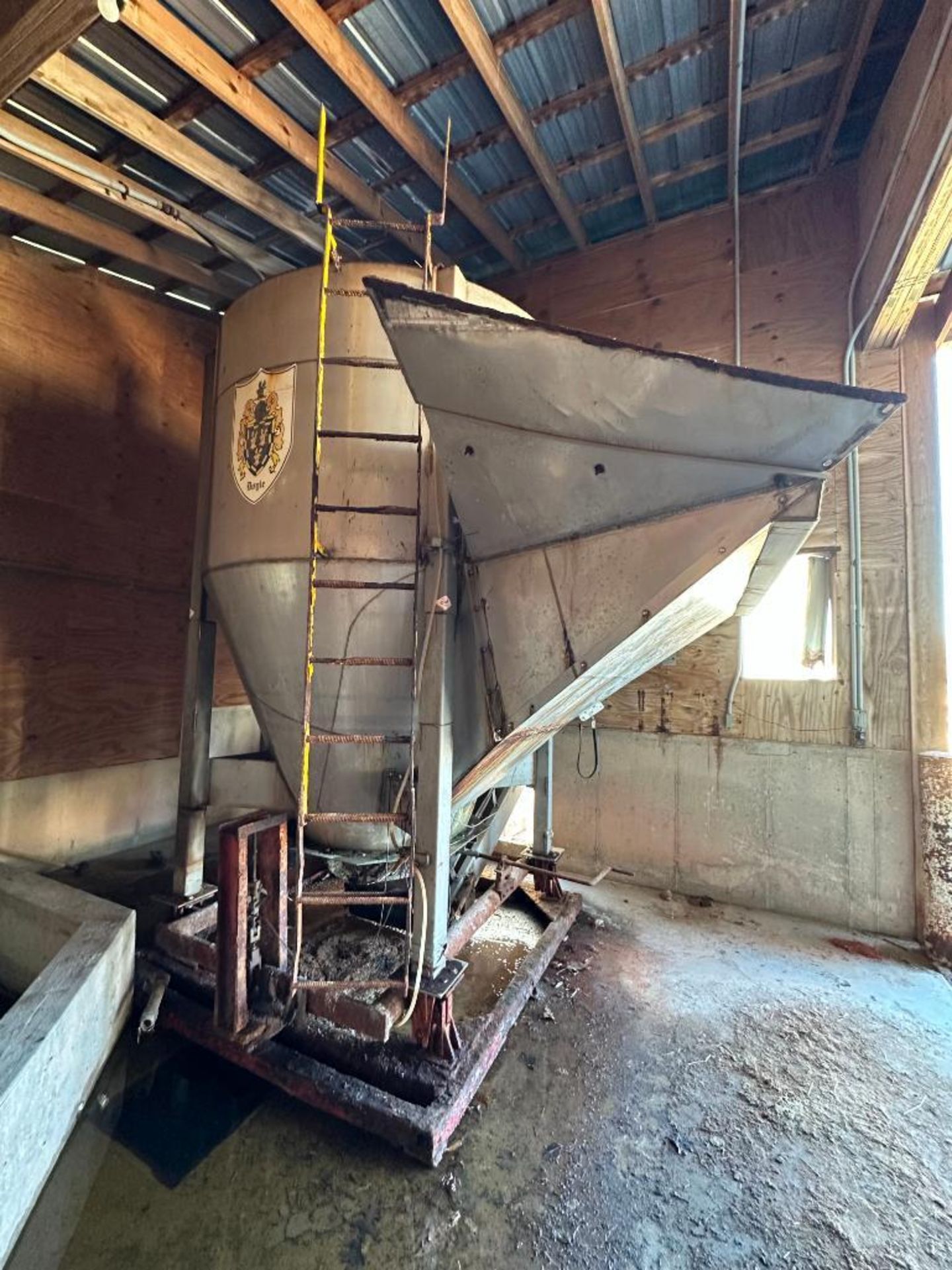 COMMERICAL FEED MILL COMPLETE PACKAGE (INCLUDES ENTIRE UNIT W/ CONVEYOR FEED THROUGH SHED WALLS, SEE - Image 11 of 24