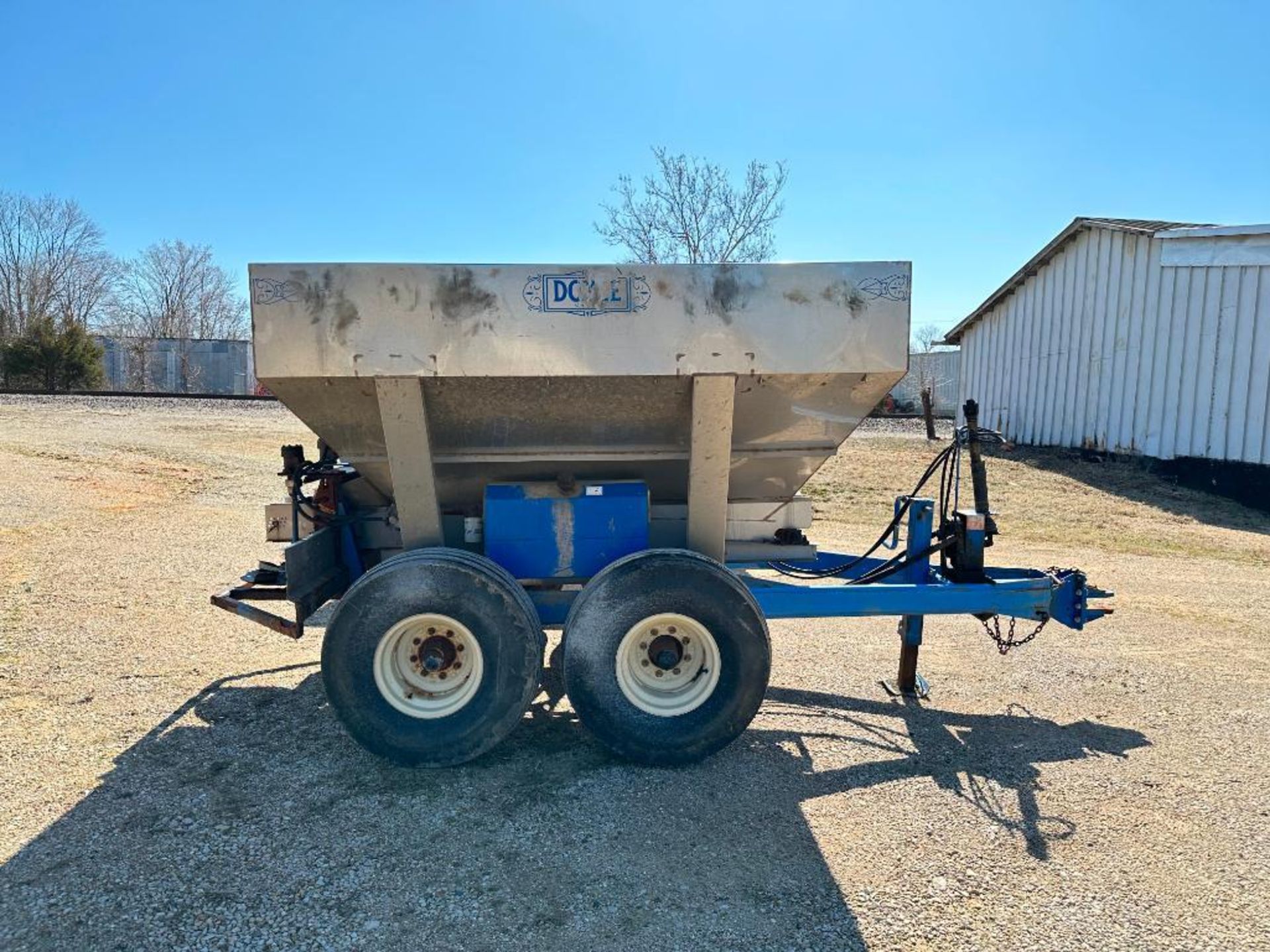 DOYLE PULL-TYPE DRY LITTER/ FERTILIZER SPREADER BRAND/MODEL: DOYLE GWD6T-ST INFORMATION: 6-TON CAP, - Image 8 of 36