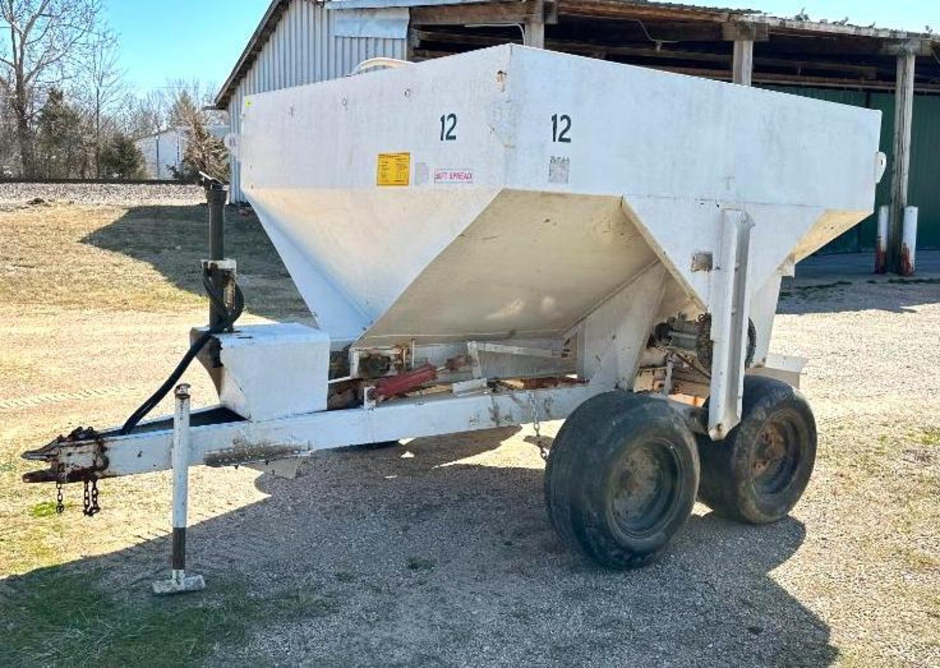 SIMONSEN 5-TON FERTILIZER SPREADER BRAND/MODEL: SIMONSEN SMC1754S INFORMATION: 5-TON CAP, 50' SPREAD