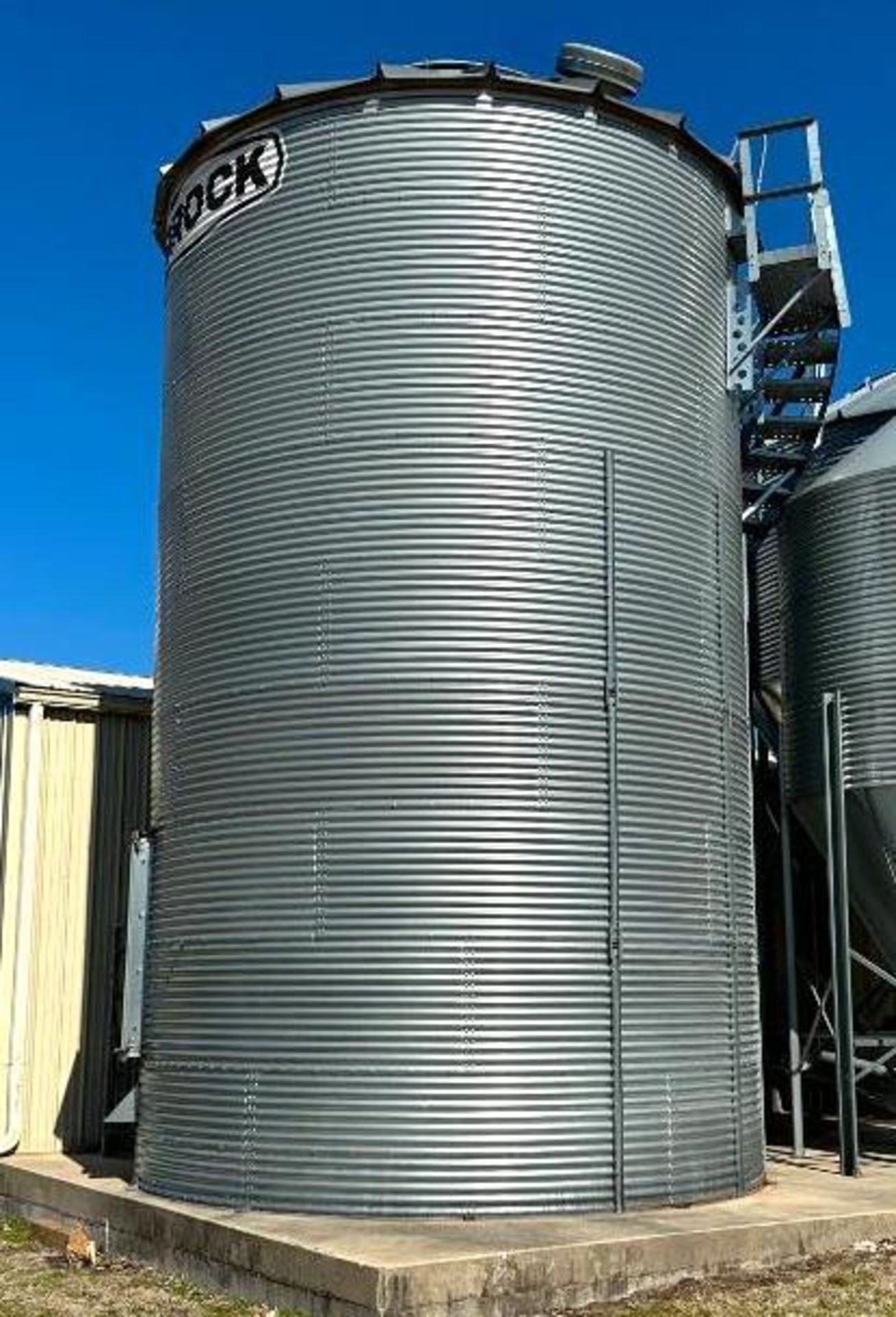 BROCK 21' ON FARM FEED HOLDING BIN W/ 22" CENTRIFUGAL FAN W/ CONTROL (SEE PHOTOS) BRAND/MODEL: BROCK - Image 2 of 21