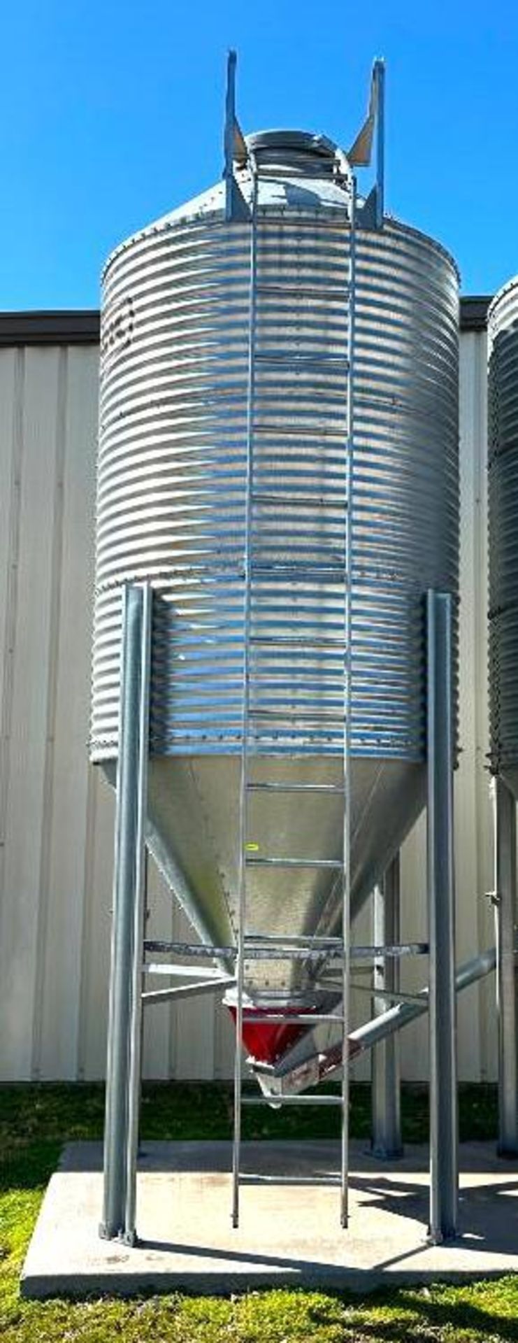 BROCK 6FT DEED & WET-HOLDING HOPPER BINS BRAND/MODEL: BROCK INFORMATION: 6' DIAMETER W/ 60 DEGREE HO