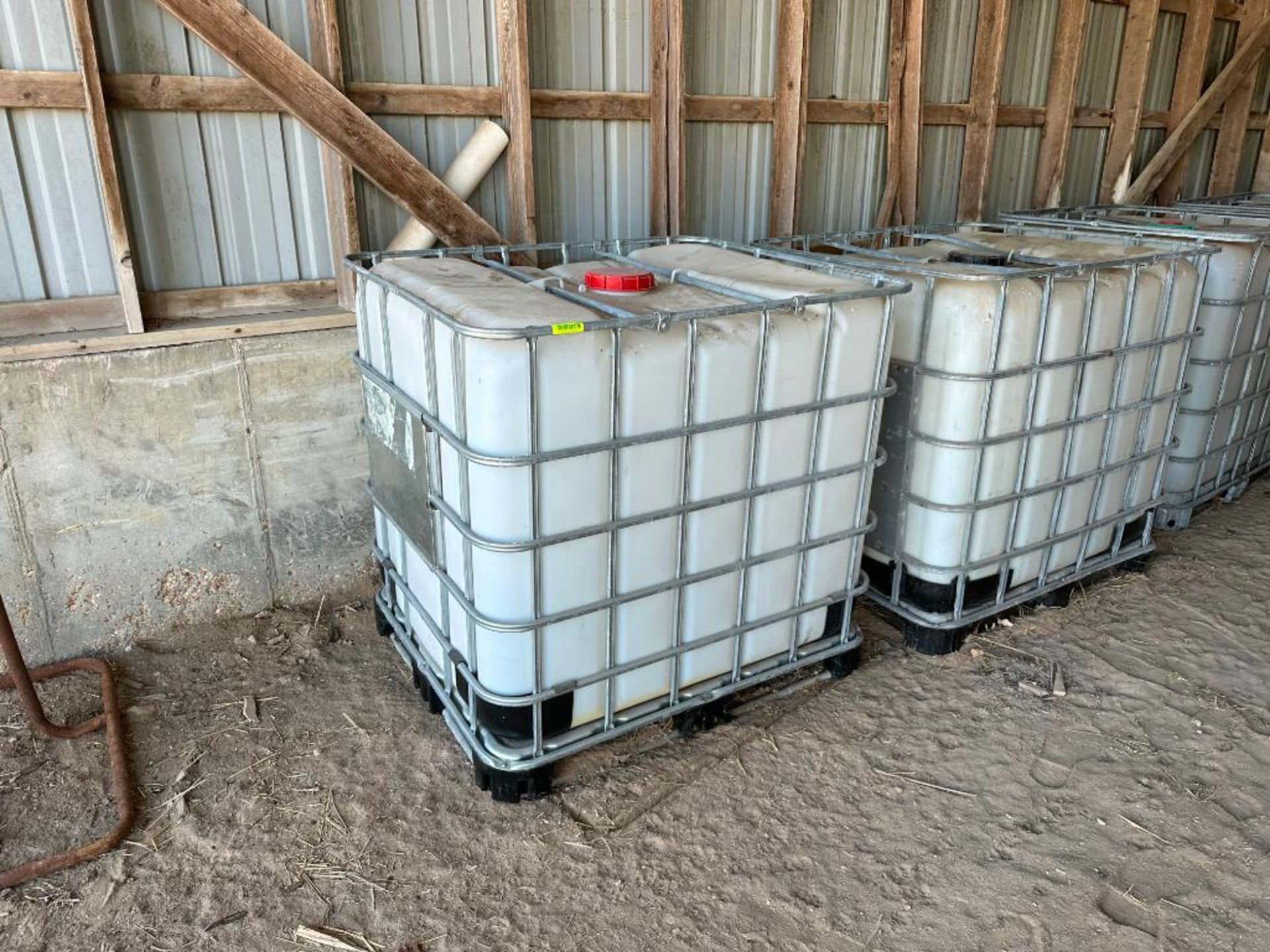 (2) 250 GALLON STORAGE TANK SIZE: 250 GALLONS LOCATION: LOT - Image 4 of 8